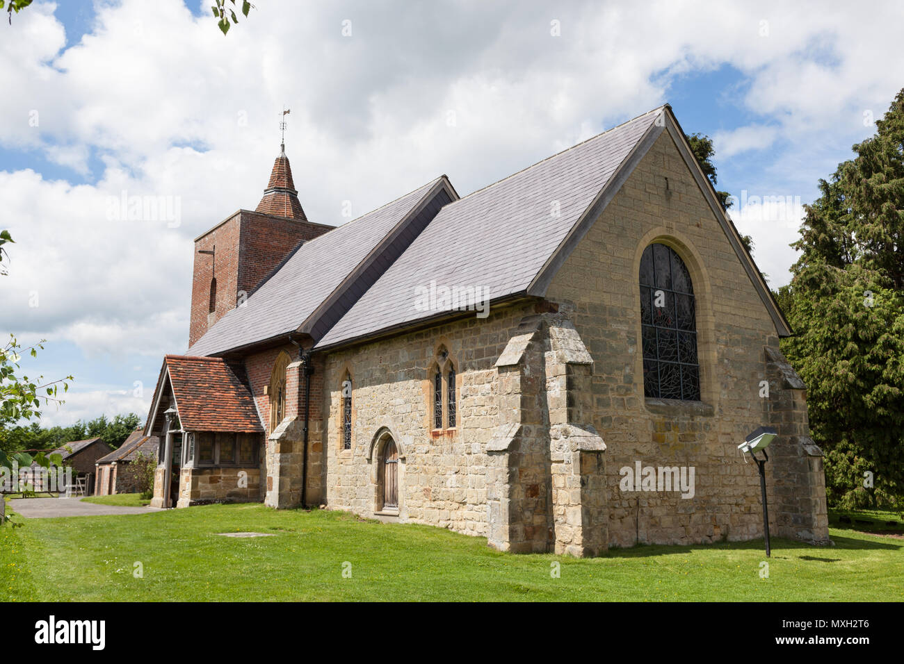 Tudeley Kirche Kent England nur eine von zwei Kirchen in der Welt deren Glasfenster von Chagall. Stockfoto