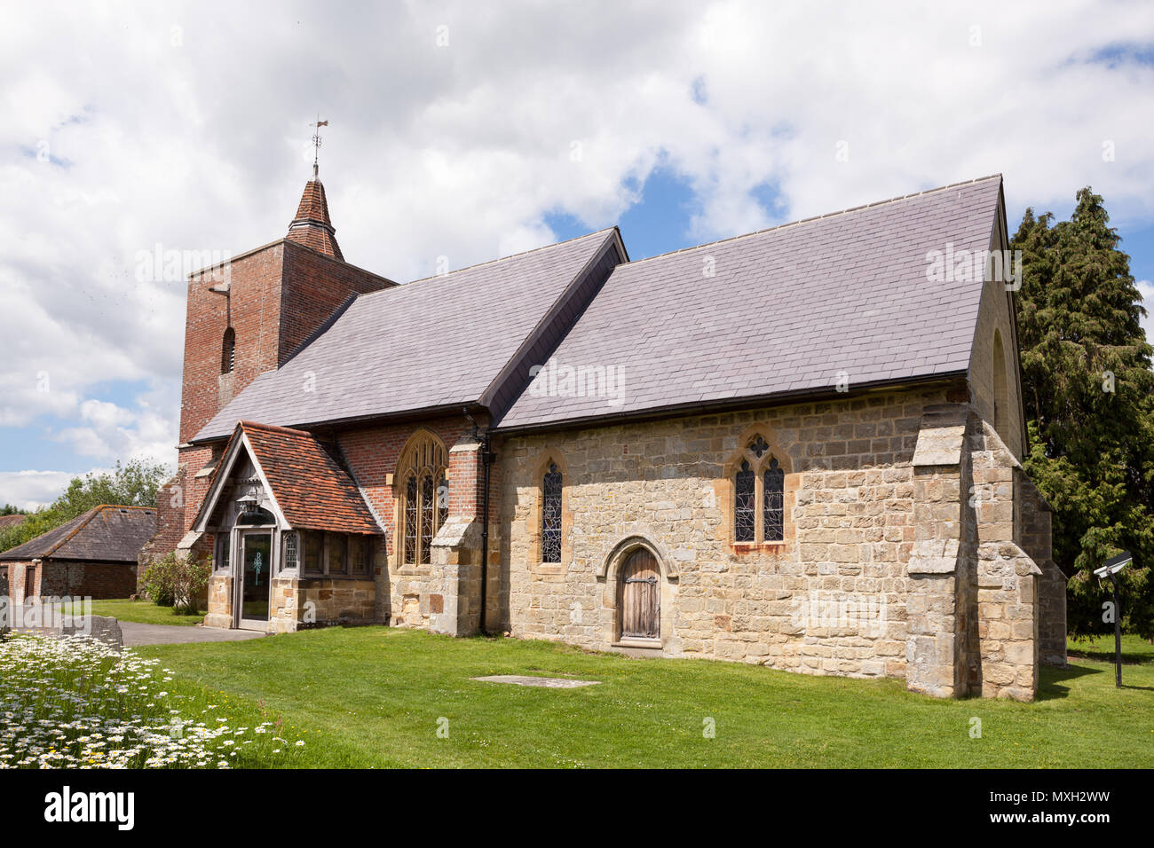 Tudeley Kirche Kent England nur eine von zwei Kirchen in der Welt deren Glasfenster von Chagall. Stockfoto