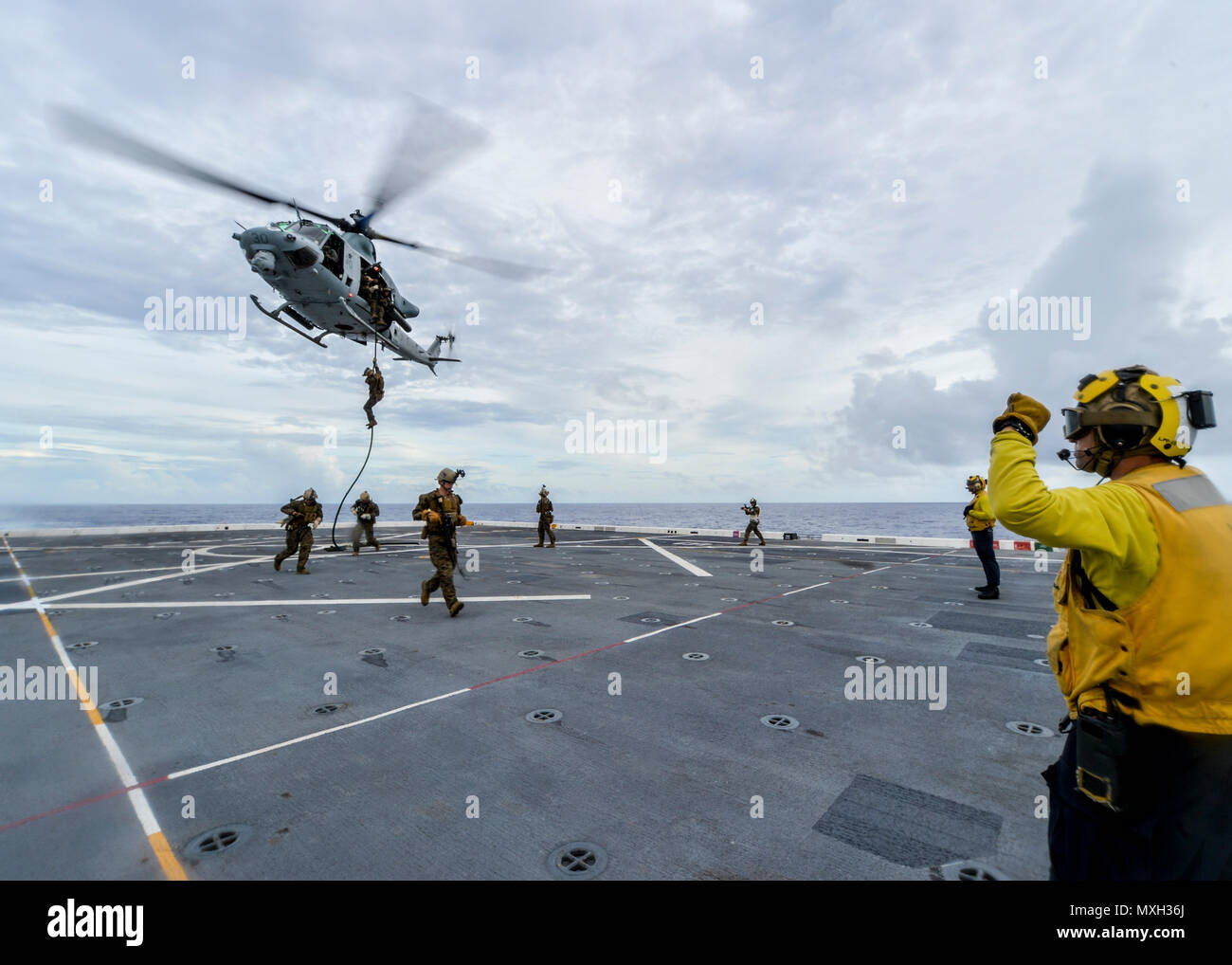 161102-N-LR 795-152 PAZIFISCHEN OZEAN (Nov. 2, 2016) Petty Officer 2nd class Ramiro Alvarez, aus Lawrenceville, Ga, leitet ein UH-1 Huey Hubschrauber als Marines an der 11 Marine Expeditionary Unit (MEU) stoßen bei einem schnellen-Seil Ausbildung an Bord des amphibious Transport dock Schiff USS Somerset LPD (25). Somerset ist auf den Einsatz im Rahmen der Makin Island Amphibious Ready Gruppe, und arbeitet in den USA 7 Flotte Fläche von Operationen mit dem begonnen 11. MEU zur Unterstützung der Sicherheit und Stabilität in der Indo-Asia-Pazifik-Region. (U.S. Marine Foto von Petty Officer 3. Klasse Amand Stockfoto