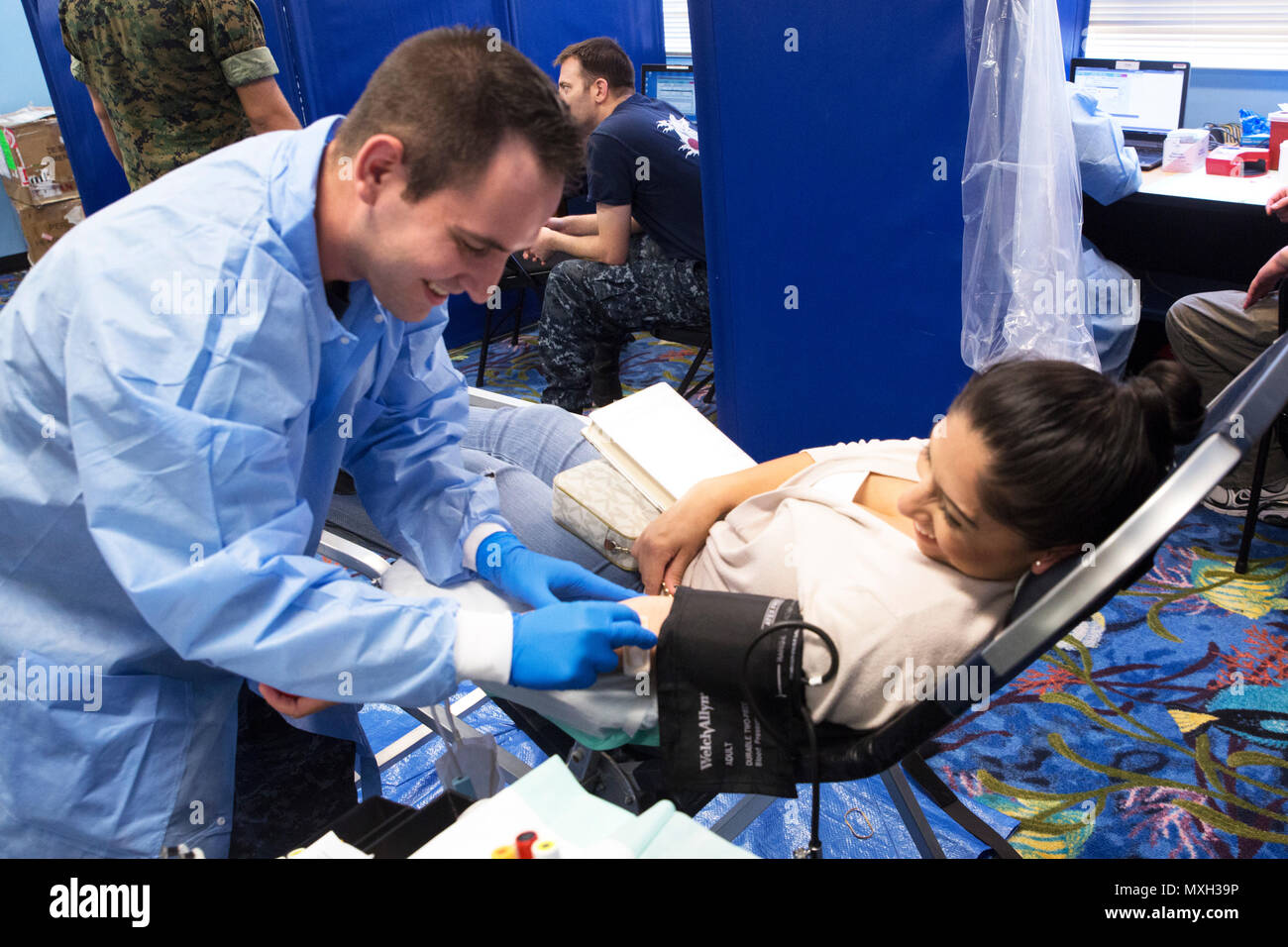 Seaman Davis James bereitet das Blut eines Spenders während des Pacific Command Armed Services Blood Bank Center Library Blood Drive Nov. 3, 2016 an Bord Camp Foster, Okinawa, Japan zu sammeln. Die Bibliothek ist eine regelmäßige Veranstaltung bewirtet durch die ASBBC die Blutversorgung für medizinische Einrichtungen in Okinawa und Support Operations in der außen liegenden Gebieten aufrecht zu erhalten. Obwohl das Blut Bank Center ist auf Camp Foster, die einzelnen Maßnahmen im Rahmen der Fazilität in der gesamten Region Asien-Pazifik unterstützt mit Spenden aus dem Status der Kräfte Vereinbarung Personal befindet. James ist ein Hospital corpsman mit dem ASBBC, USA Stockfoto