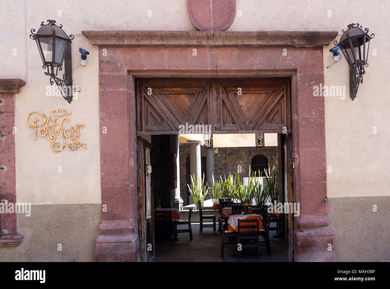 Eingang zu Petite Vier, eine Bäckerei und Café in San Miguel de Allende Stockfoto