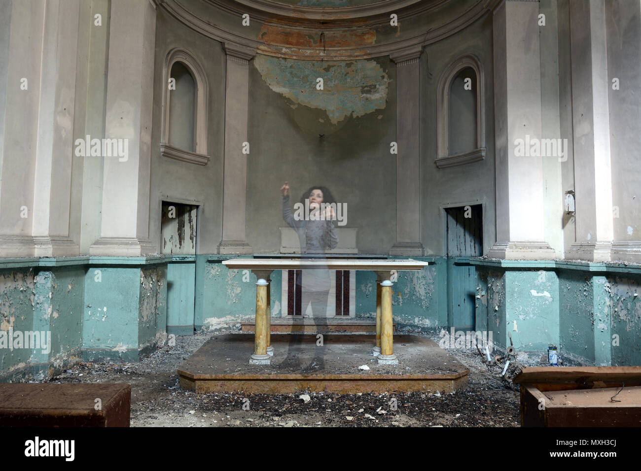Ghost Image der Frau in einer verlassenen Kirche in Italien Stockfoto