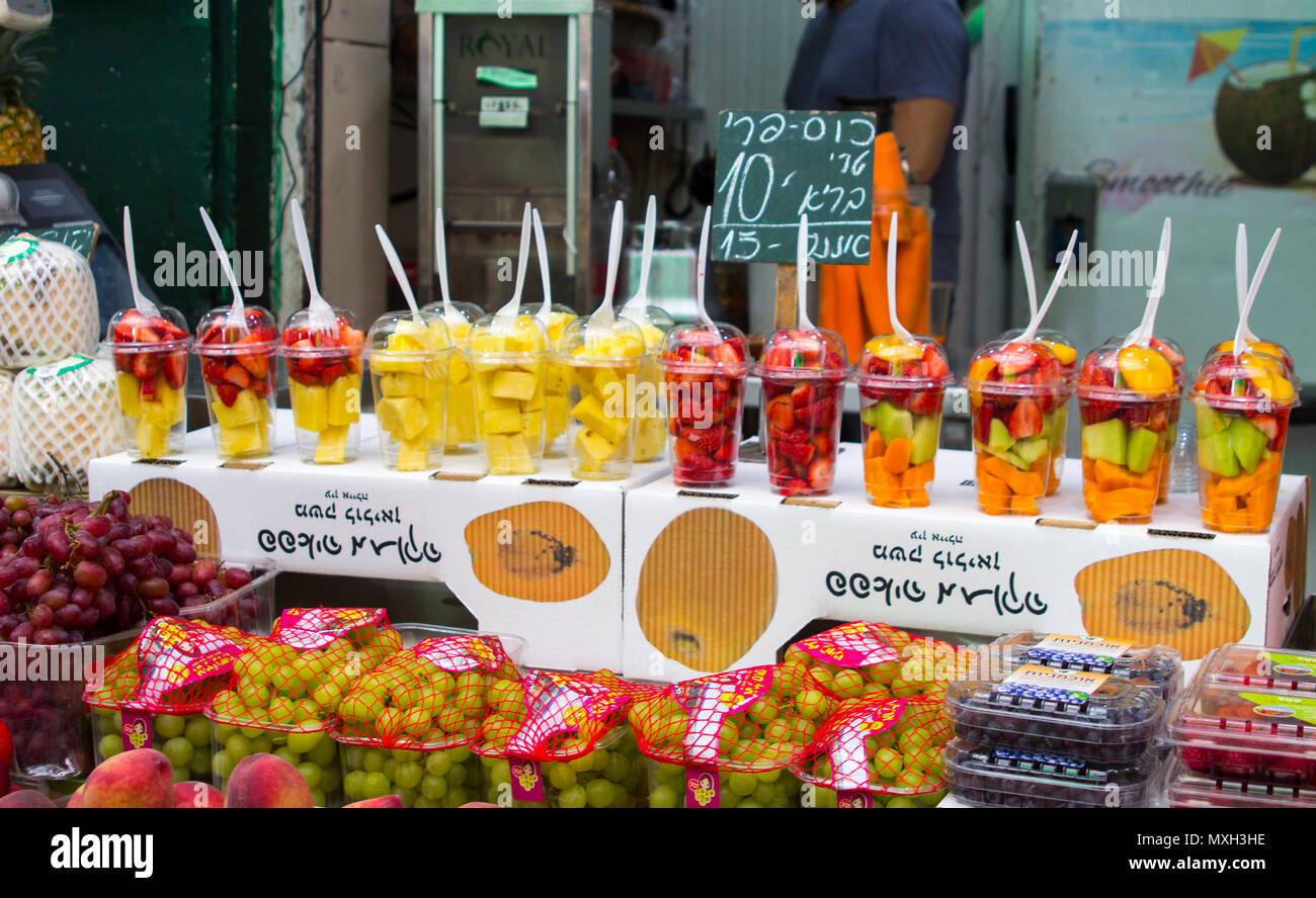 9. Mai 2018 frisches Obst und Saft Cocktails auf der eines Anbieters stand beim Mahane Yehuda bedeckt Straße Markt in Jerusalem Israel Stockfoto