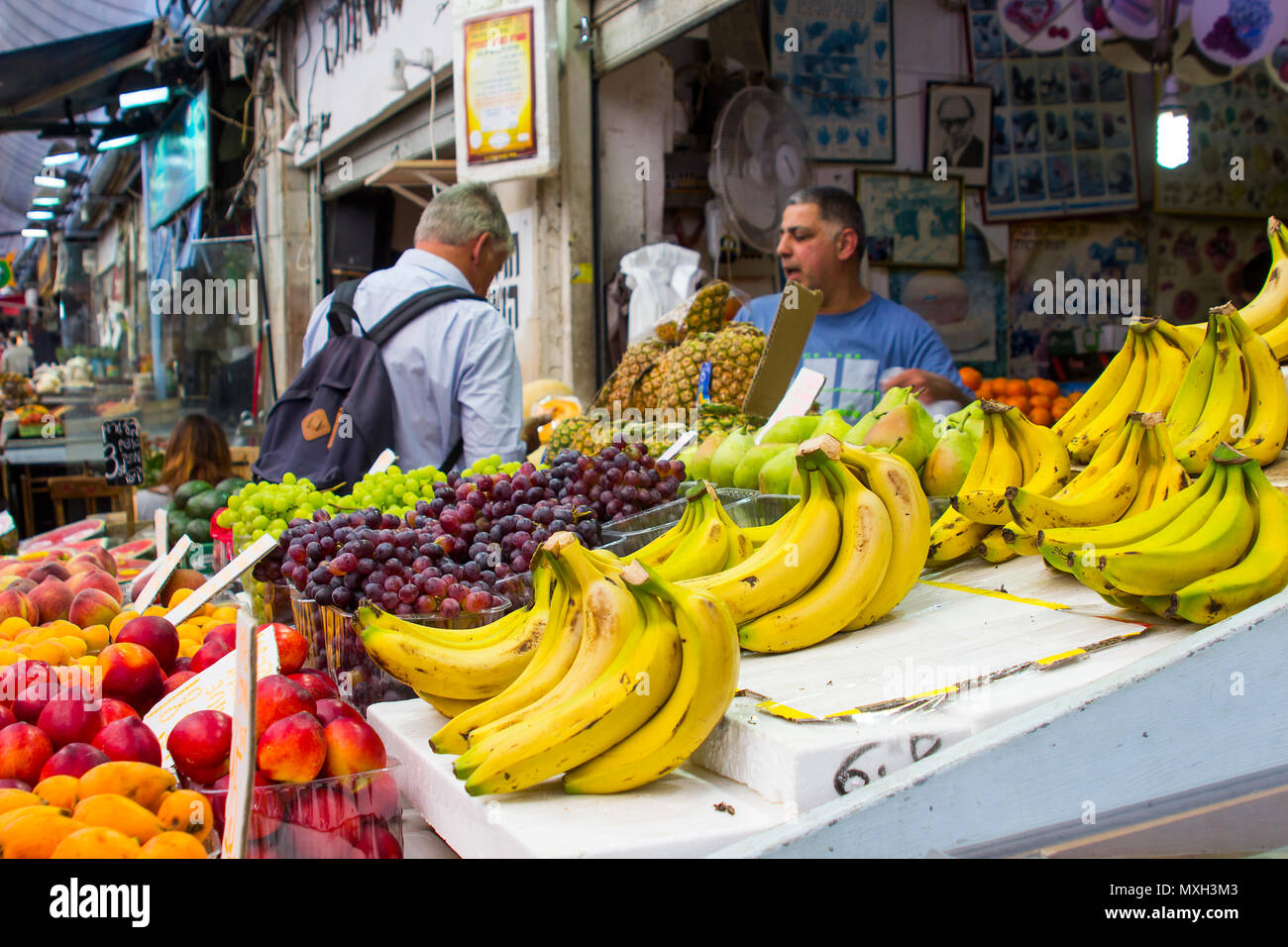 9. Mai 2018 frisches Obst auf eines Anbieters stand beim Mahane Yehuda bedeckt Straße Markt in Jerusalem Israel Stockfoto