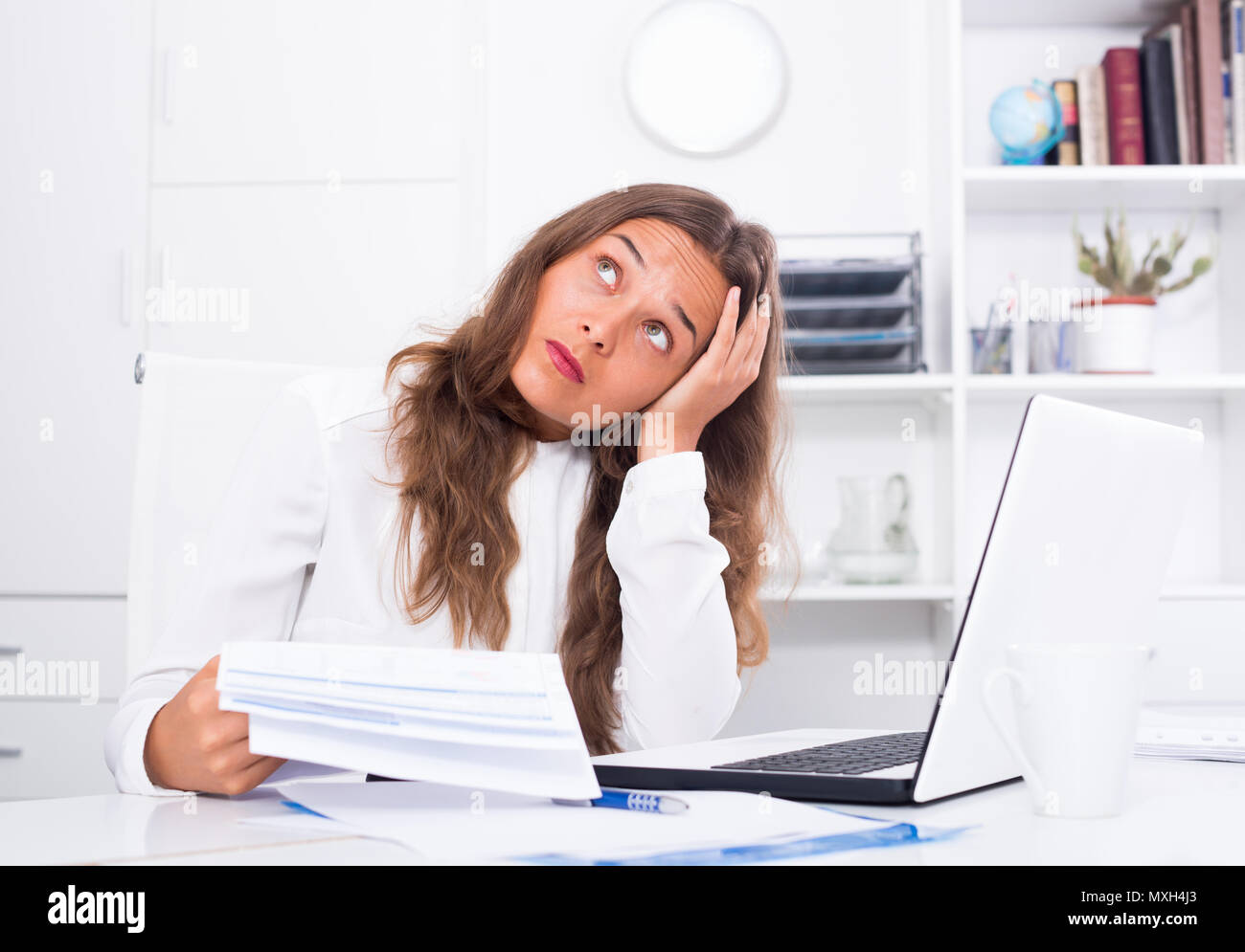 Deprimiert junge Frau Schwierigkeiten bei der Arbeit im Büro Stockfoto