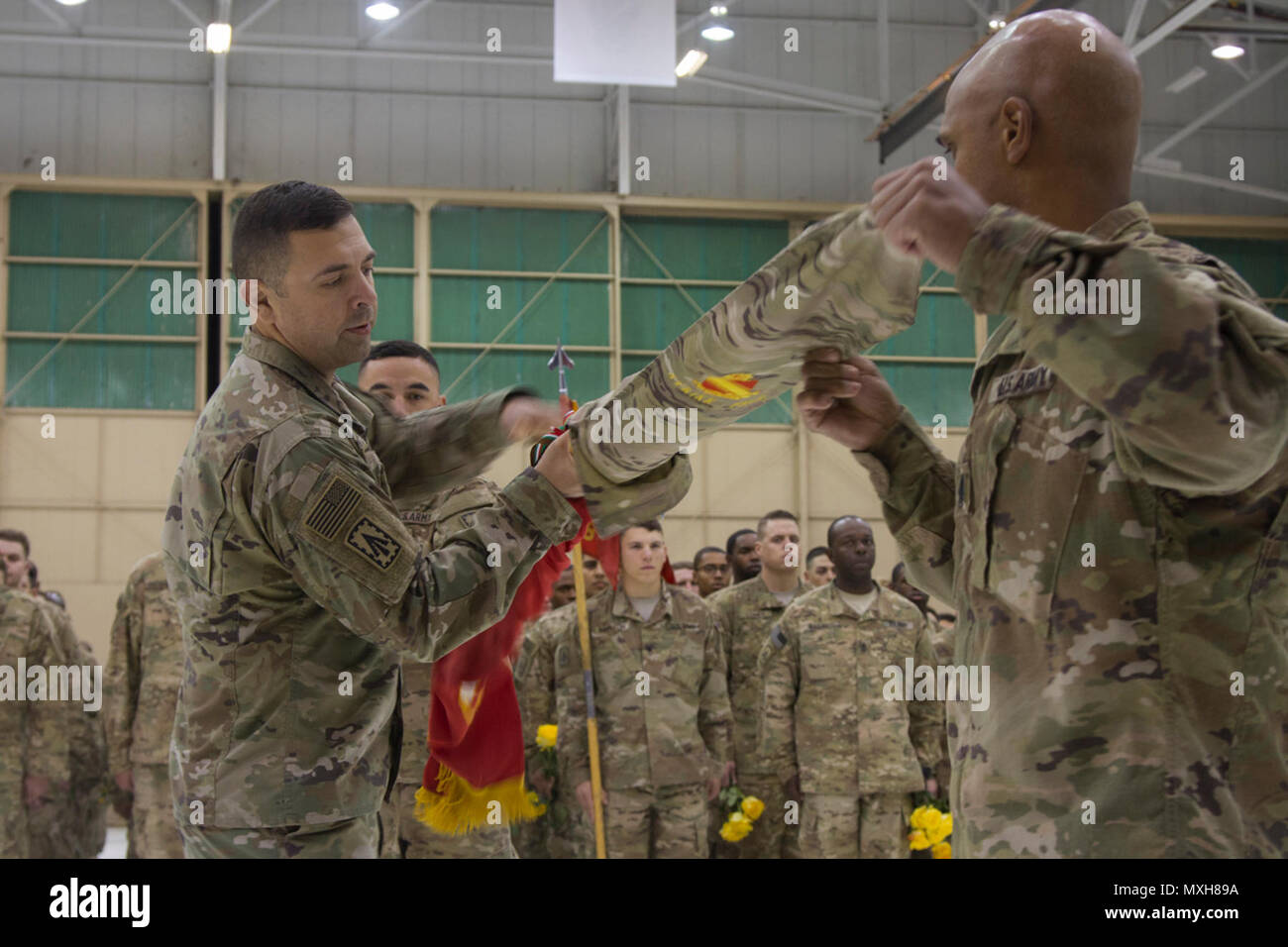 Oberstleutnant James C. Reese (links), Kommandant der 2. Battalion, 44th Air Defense Artillery Regiment, 101St Airborne Division (Air Assault) Sustainment Brigade, 101 Abn. Div., und Command Sgt. Maj. Randy Grau, Senior Advisor für 2 Mrd. angeworben., 44. ADA Regt., uncase das BATAILLON Farben, Nov. 5, 2016, im Hangar 3 am Fort Campbell, Ky. als Symbol für die Rückkehr in die Heimat. (U.S. Armee Foto von Sgt. Neysa Canfield/Luftlandedivision Sustainment Brigade Public Affairs) Stockfoto