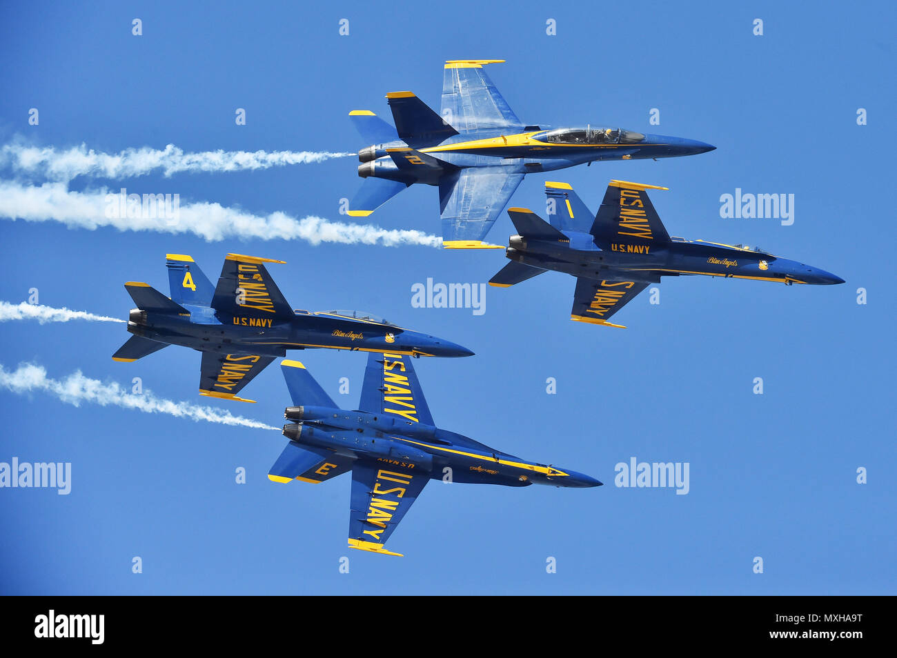 161105-N-NI 474-645 JACKSONVILLE, Fla. (Nov. 5, 2016) U.S. Navy Flight Demonstration Squadron, die Blue Angels, Diamond Piloten führen Sie die niedrige Pause Kreuz am Himmel und Meer spektakuläre 2016 in Jacksonville, Florida. Der Blaue Engel sind geplant mehr als 50 Demonstrationen in den USA im Jahr 2016 durchzuführen, das 70. Jubiläum des Teams. (U.S. Marine Fotos von Petty Officer 1st Class Daniel M. Young/Freigegeben) Stockfoto