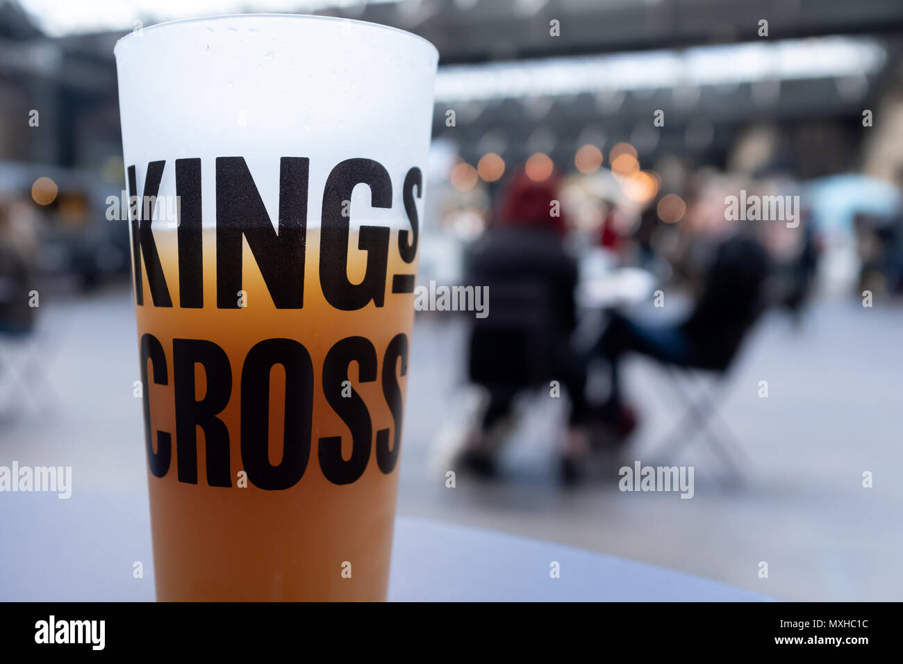 Pint Bier, Vordach, Westside Handyside Vordach, King's Cross, London, UK Stockfoto