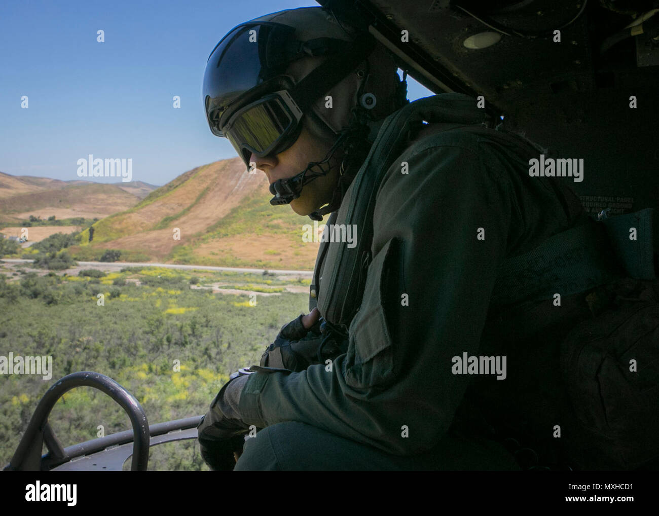 Us Marine Corps Sgt. Collin Holz, Ein UH-1Y Venom Crew Chief mit Marine Light Attack Helicopter Squadron (HMLA) 369, Marine Aircraft Group (MAG) 16, 3d Marine Flugzeugflügel (MAW), sucht nach einem simulierten wildes Feuer während einer Übung des Marine Corps Base Camp Pendleton, San Diego, Calif., 4. Mai 2017. Die Demonstration wurde durchgeführt, um eine sofortige Reaktion Bohrer zu simulieren und Verfahren im Notfall Brand. Stockfoto