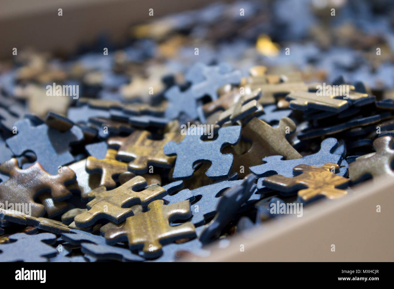 Nahaufnahme von einem Meer von Jigsaw Puzzles in einem Kasten Stockfoto