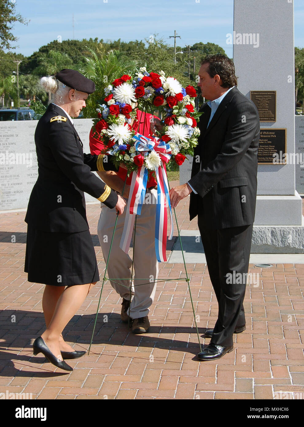 Generalmajor Maria Link, Kommandeur der Armee finden Medizinische Befehl, schloss sich Bürgermeister Doug Bevis einen Kranz zu platzieren Veteranen während eines lokalen Zeremonie am Veterans Memorial Park in Oldsmar, Fla. gehalten am 07.11.11 zu ehren. Stockfoto