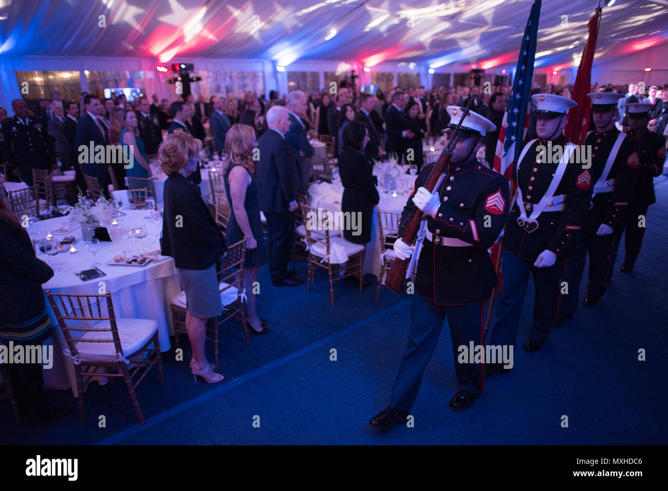 Ein U.S. Marine Corps Ehrengarde zieht sich die Farben während der 8. jährlichen Kinder der gefallenen Patrioten Stiftung Greenwich Gala in Riverside, Anschl. Nov. 12, 2016. Die Stiftung über 2,5 Millionen $ angehoben bei der Veranstaltung Hochschulgelehrsamkeiten zu militärischen Kinder, die ein Elternteil in der Linie der Aufgabe verloren haben. (DoD Foto von U.S. Army Sgt. James K. McCann) Stockfoto