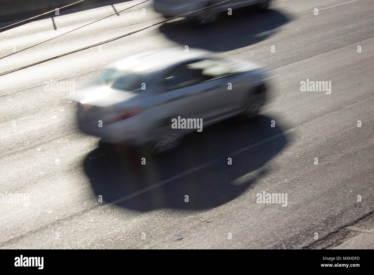 Weiße Straße Auto in Bewegung Stockfoto