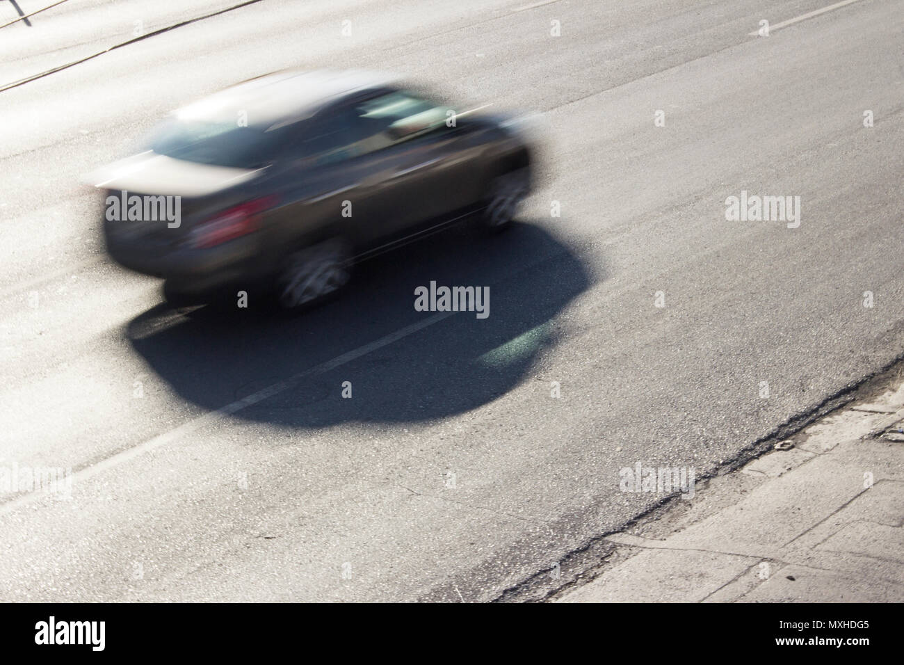 Graue Straße Auto in Bewegung Stockfoto