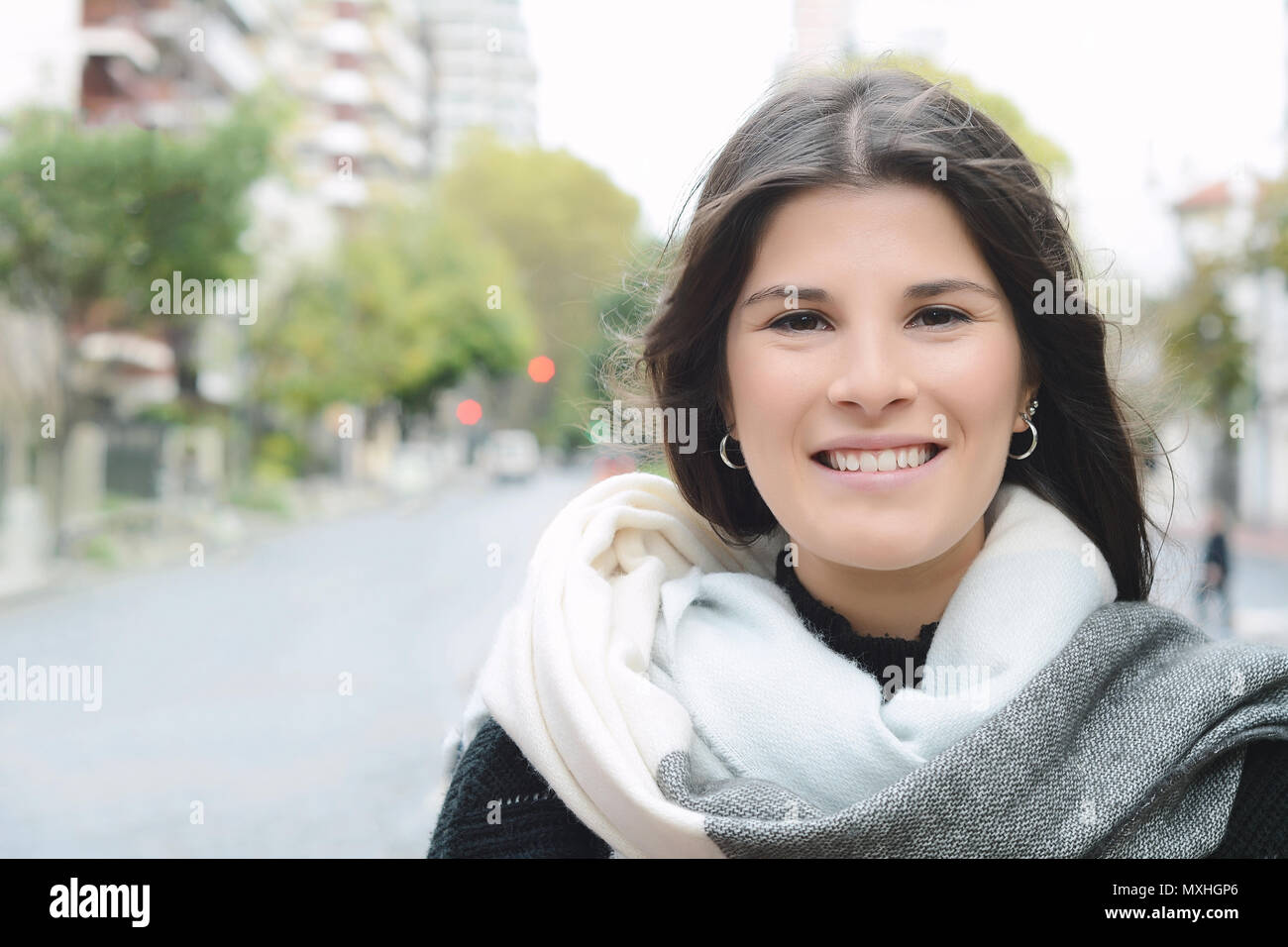 Junge schöne Frau winter Portrait im Freien. Frau in stilvollen Winterkleidung. Stockfoto