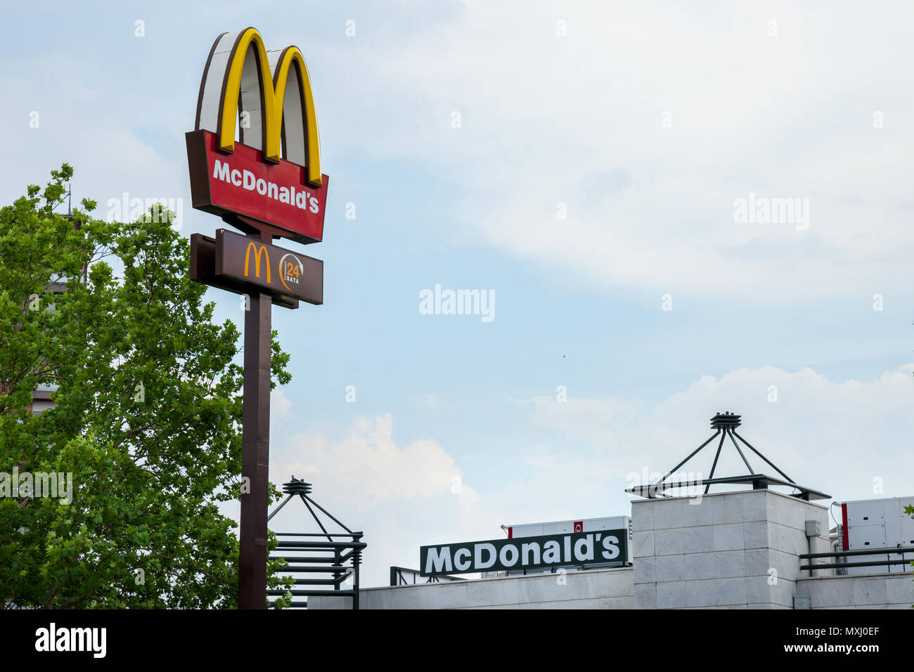 Belgrad, SERBIEN - 25. MAI 2018: Mc Donald's Logo mit seinem Wahrzeichen M vor einer Ihrer hamburger Fast Food Restaurants von Neu Belgrad Bild Stockfoto