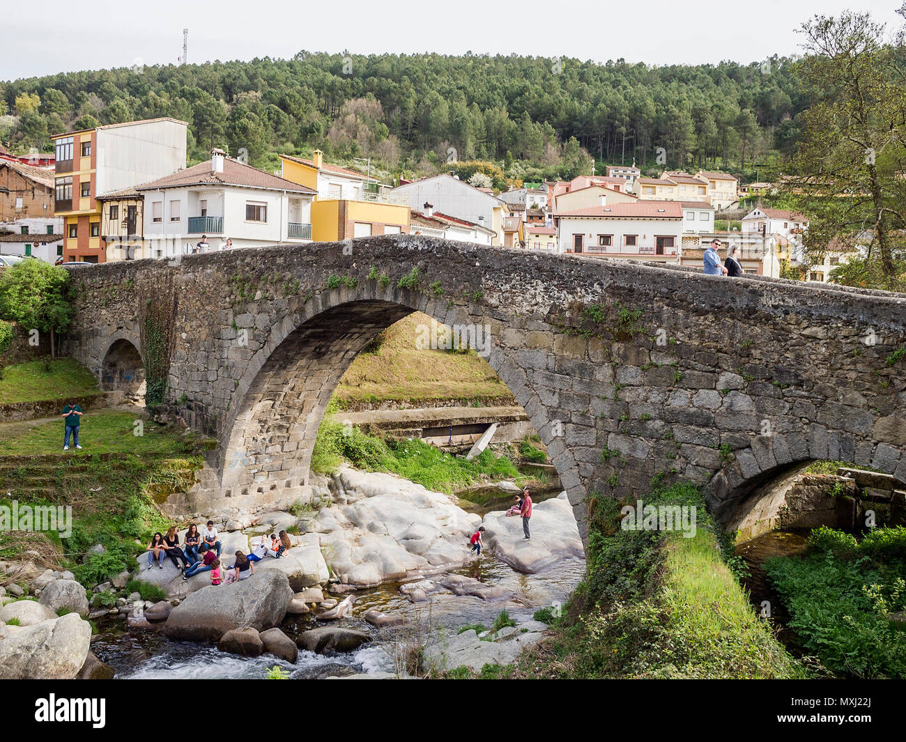 Puente mittelalterlichen de Aquelcabos. Pueblo de Arenas de San Pedro. Valle del Tiétar. Estado de Ávila. España. Stockfoto