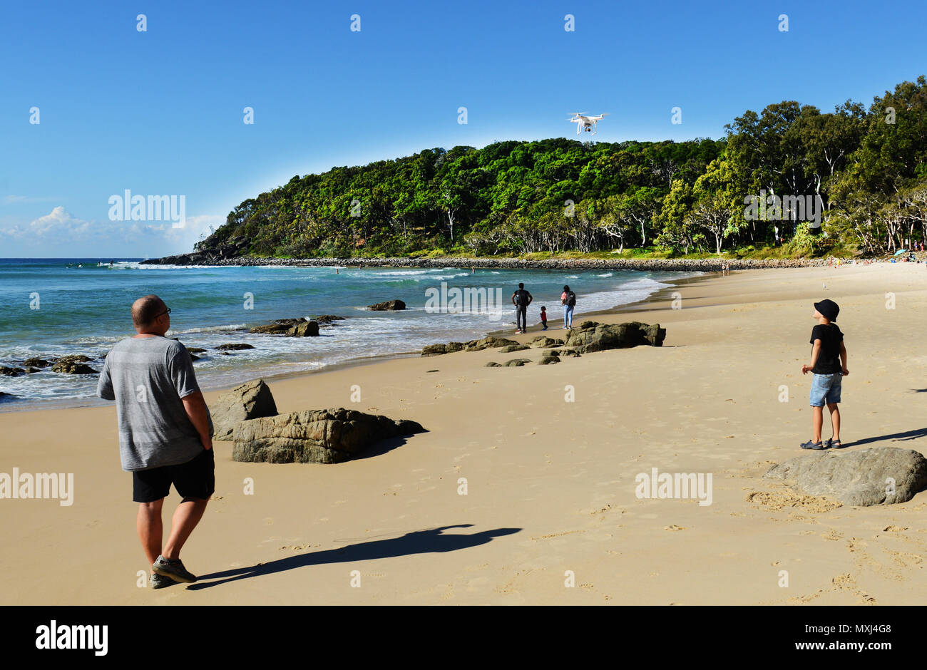 Ein Mann Betrieb seiner DJI Drone am Strand von Noosa National Park. Stockfoto