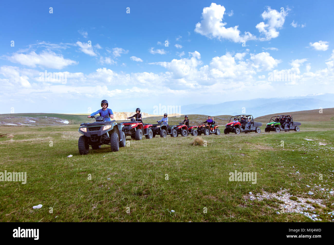 Eine Reisegruppe reist auf ATVs und UTVs auf die Berge Stockfoto