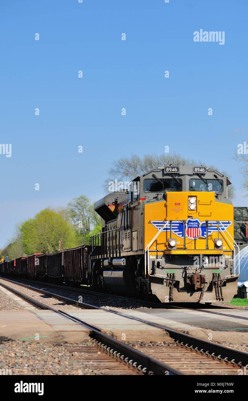 Maple Park, Illinois, USA. Bei Reisen in Richtung Westen, Union Pacific Güterzug, Leitung durch eine einzige Diesellok Einheit durch Maple Park, Illinois Weitergabe es Stockfoto