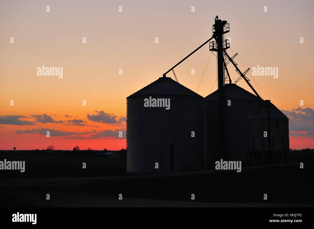 Burlington, Illinois, USA. Ein farbenfroher Sonnenuntergang läutet das Ende des Tages am nordöstlichen Illinois Bauernhof. Stockfoto