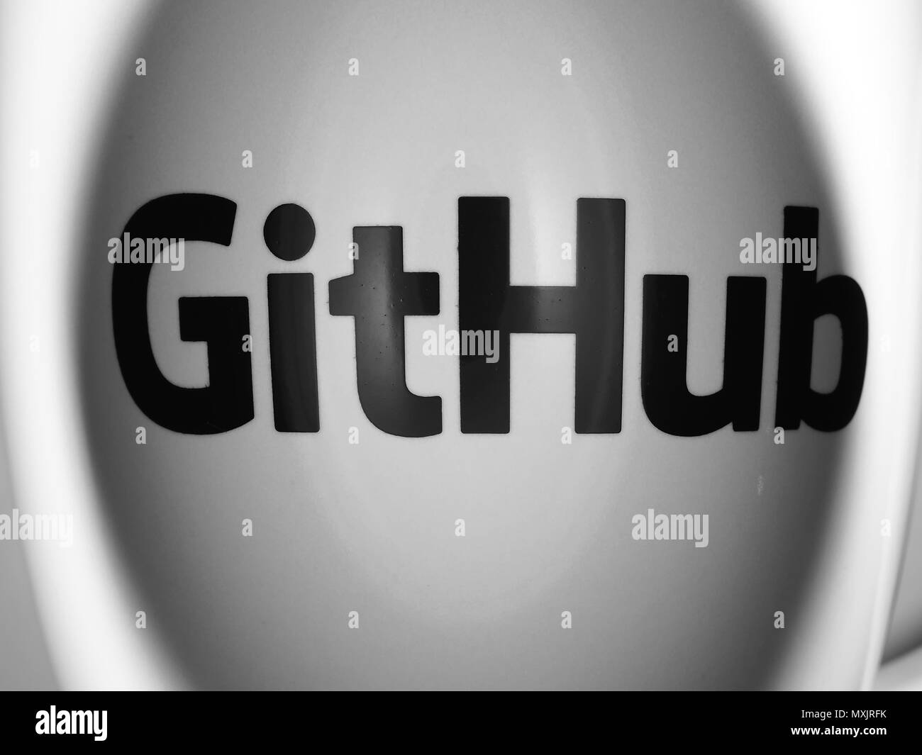 Close-up GitHub souvenir Kaffeebecher mit Logo des Unternehmens Stockfoto