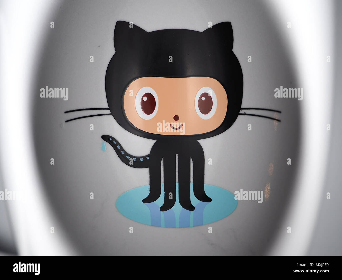 Close-up GitHub souvenir Kaffeebecher mit dem Maskottchen des Unternehmens - Octocat Stockfoto