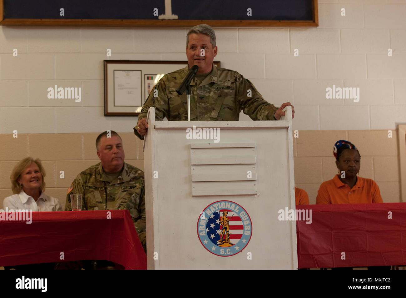 Us-Armee Oberst Jeffrey A. Jones, 218 Manöver Verbesserung der Feuerwehr, Kommandant, Adressen Gold Star Mütter, Wachposten und Veteranen während des 4. jährlichen Spc. Darius T. Jennings Stiftung Wertschätzung Mittagessen, Nov. 5, 2015, in Orangeburg, S.C. Die Stiftung ehrt den Wehrdienst von Jennings, der im Irak im Jahr 2003 getötet wurde, und wirft der Hochschule Stipendien für Bereich High School Schüler. (South Carolina Army National Guard Foto von Sgt. 1. Klasse Kimberly D. Stollen) Stockfoto