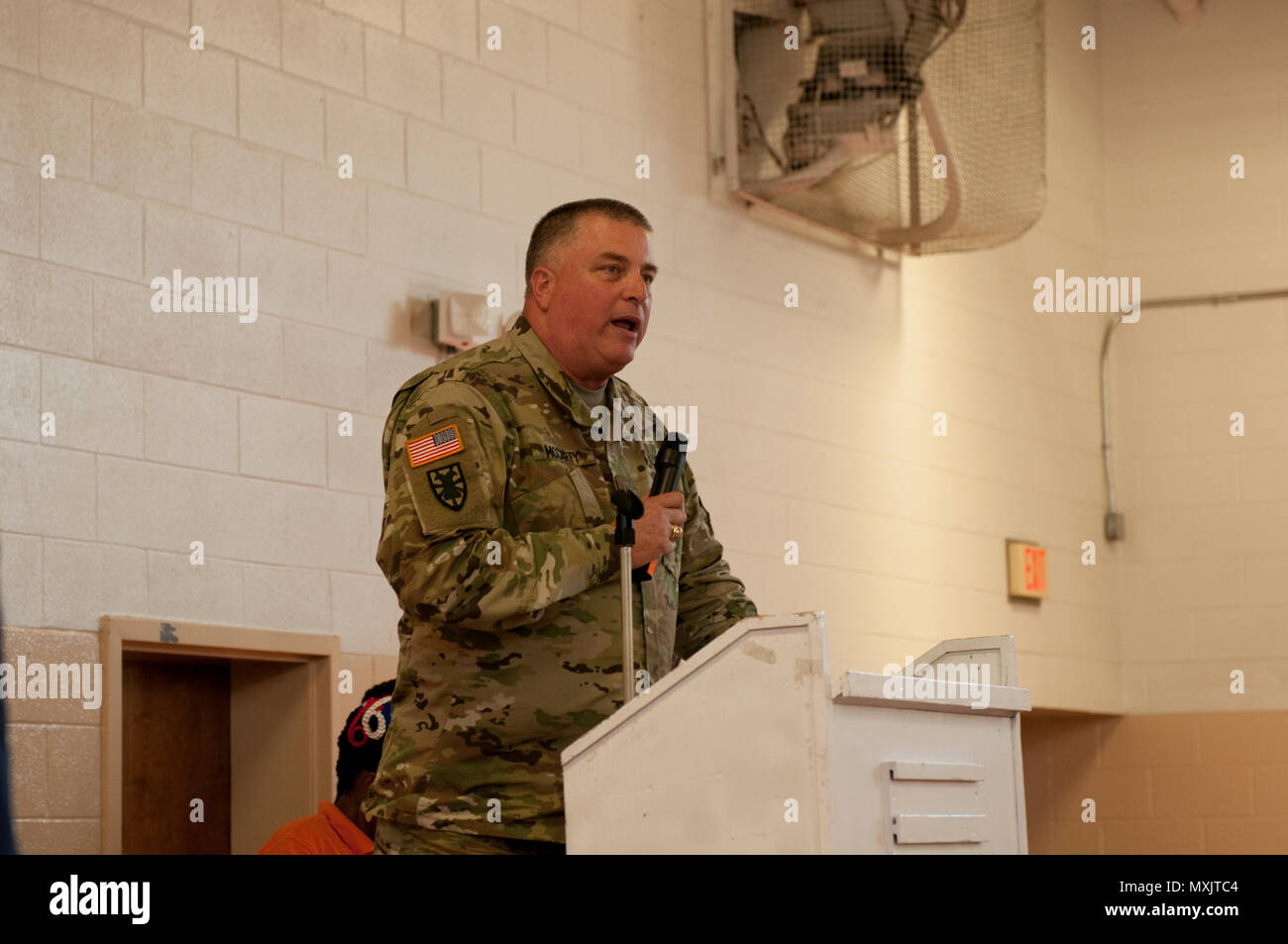 Us-Armee Brig. Gen. R. Van McCarty, stellvertretender Adjutant General von South Carolina, Adressen Gold Star Mütter, Wachposten und Veteranen während des 4. jährlichen Spc. Darius T. Jennings Stiftung Wertschätzung Mittagessen, Nov. 5, 2015, in Orangeburg, S.C. Die Stiftung ehrt den Wehrdienst von Jennings, der im Irak im Jahr 2003 getötet wurde, und wirft der Hochschule Stipendien für Bereich High School Schüler. (South Carolina Army National Guard Foto von Sgt. 1. Klasse Kimberly D. Stollen) Stockfoto