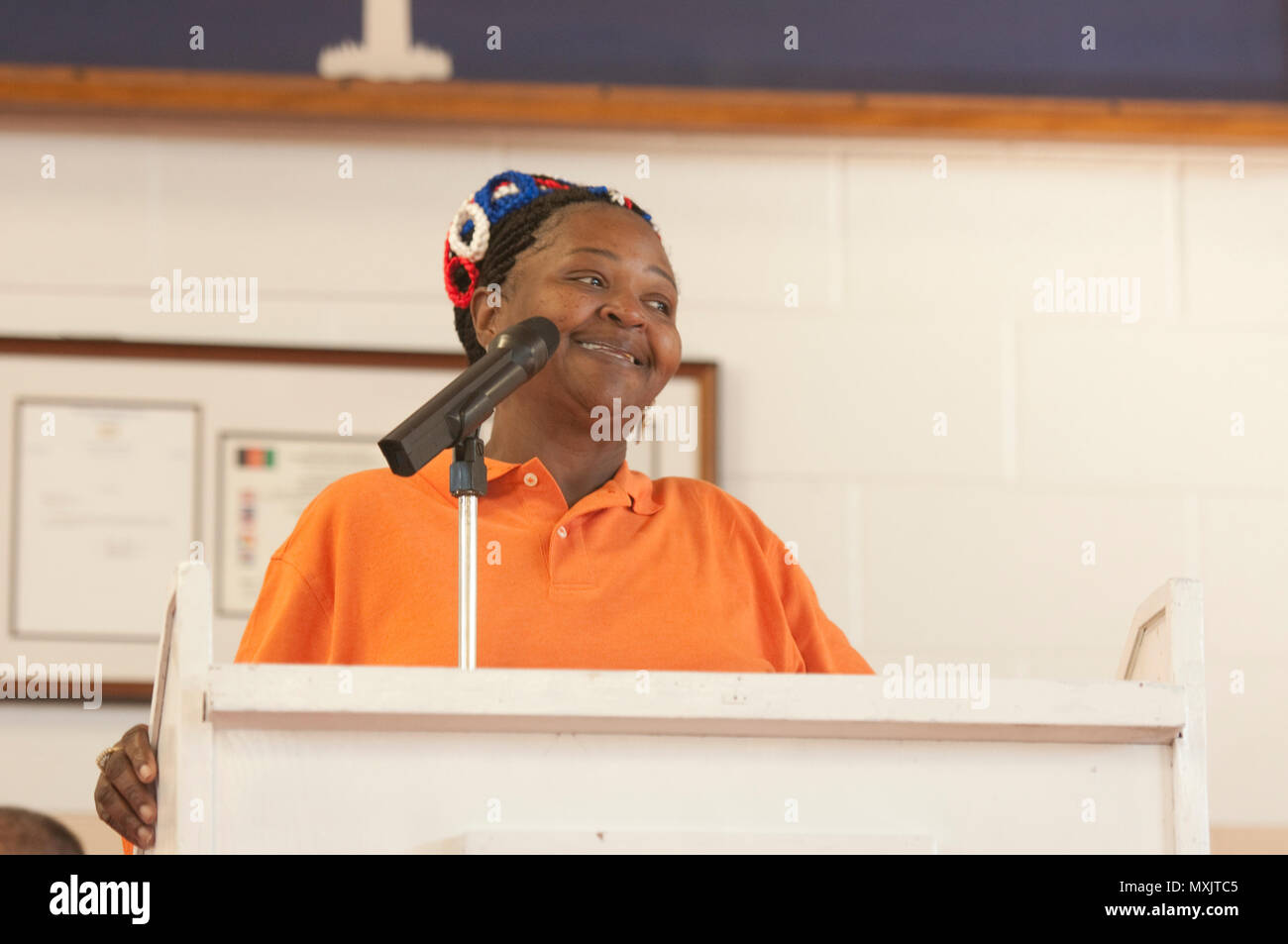 Elaine Johnson, Gründer der SPC. Darius T. Jennings Stiftung Adressen Familie, Freunde, Mitglieder der Gemeinschaft, Wachposten und Veteranen während des 4. jährlichen Spc. Darius T. Jennings Stiftung Wertschätzung Mittagessen, Nov. 5, 2015, in Orangeburg, S.C. Die Stiftung ehrt den Wehrdienst von Jennings, Johnson's Sohn, der in den Irak 2003 getötet wurde, und wirft der Hochschule Stipendien für Bereich High School Schüler. (South Carolina Army National Guard Foto von Sgt. 1. Klasse Kimberly D. Stollen) Stockfoto