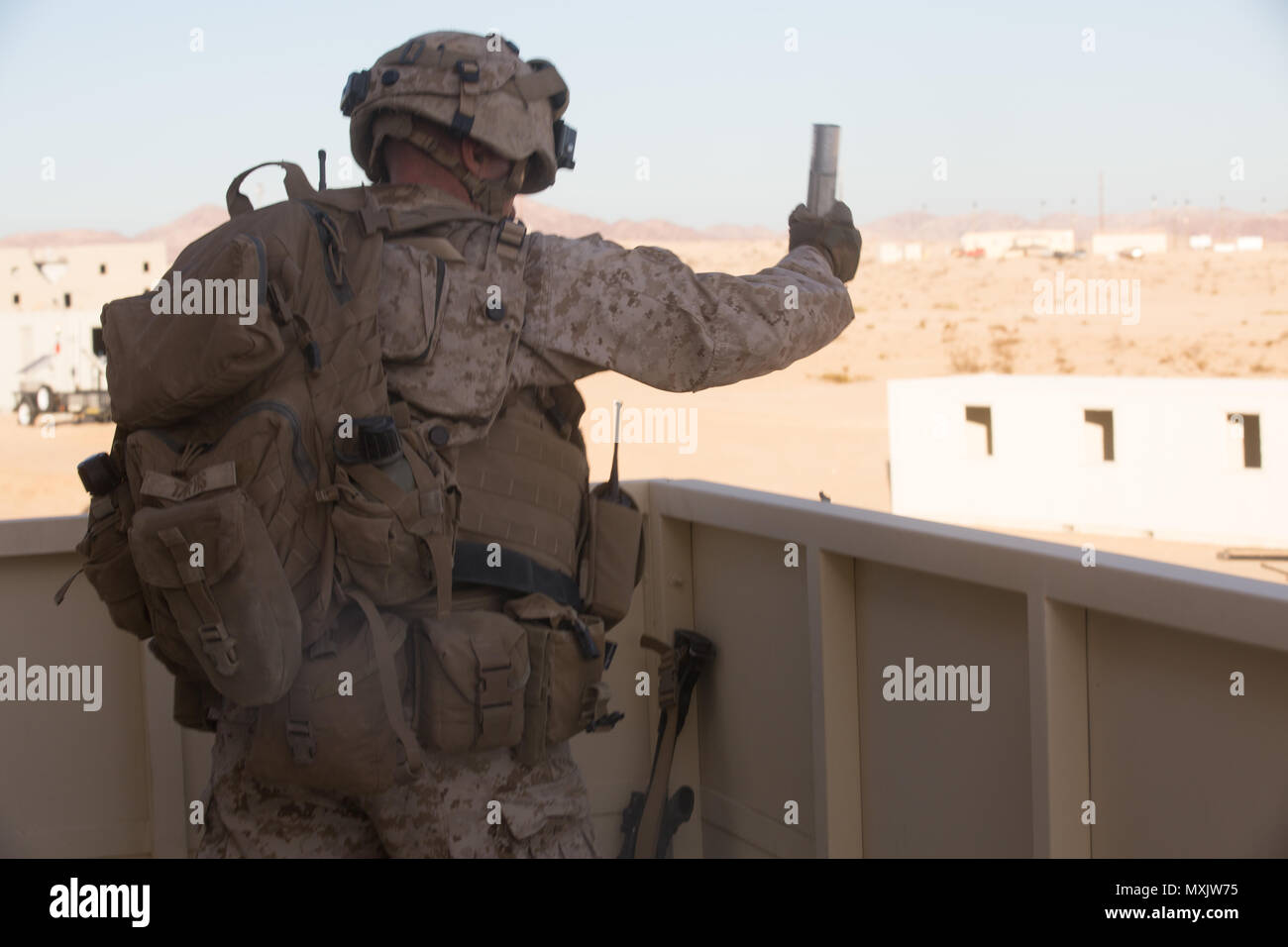 Us Marine Corps Staff Sgt Jeffery A Tarvis Alpha Company 1st Battalion 2nd Marine Regiment 2nd Marine Division Releases Ein White Star Cluster Flare In Hidalgo Stadt Auf Twentynine Palms Calif Nov