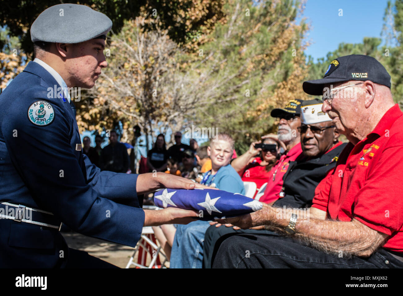 HESPERIA, Kalifornien, - das Hesperia und Park-bezirk Gastgeber eines Veterans Day Zeremonie im Hesperia Lake Park, 11. November 2016. Us-Armee Oberstleutnant Christopher Danbeck, Commander, 1.Staffel, 11 gepanzerte Kavallerie Regiments, diente als einer der Gastredner für die Zeremonie. Abschlussveranstaltung des Tages, eine ehrengarde von einer Truppe, 1 Sqdn, 11. ACR erzeugt eine 21-gun Salute in memoriam und Gedenken an die Männer und Frauen, die gedient haben, sowohl in die Vergangenheit und Gegenwart. (U.S. Armee Foto von Pvt. Austin Anyzeski, 11. ACR) Stockfoto