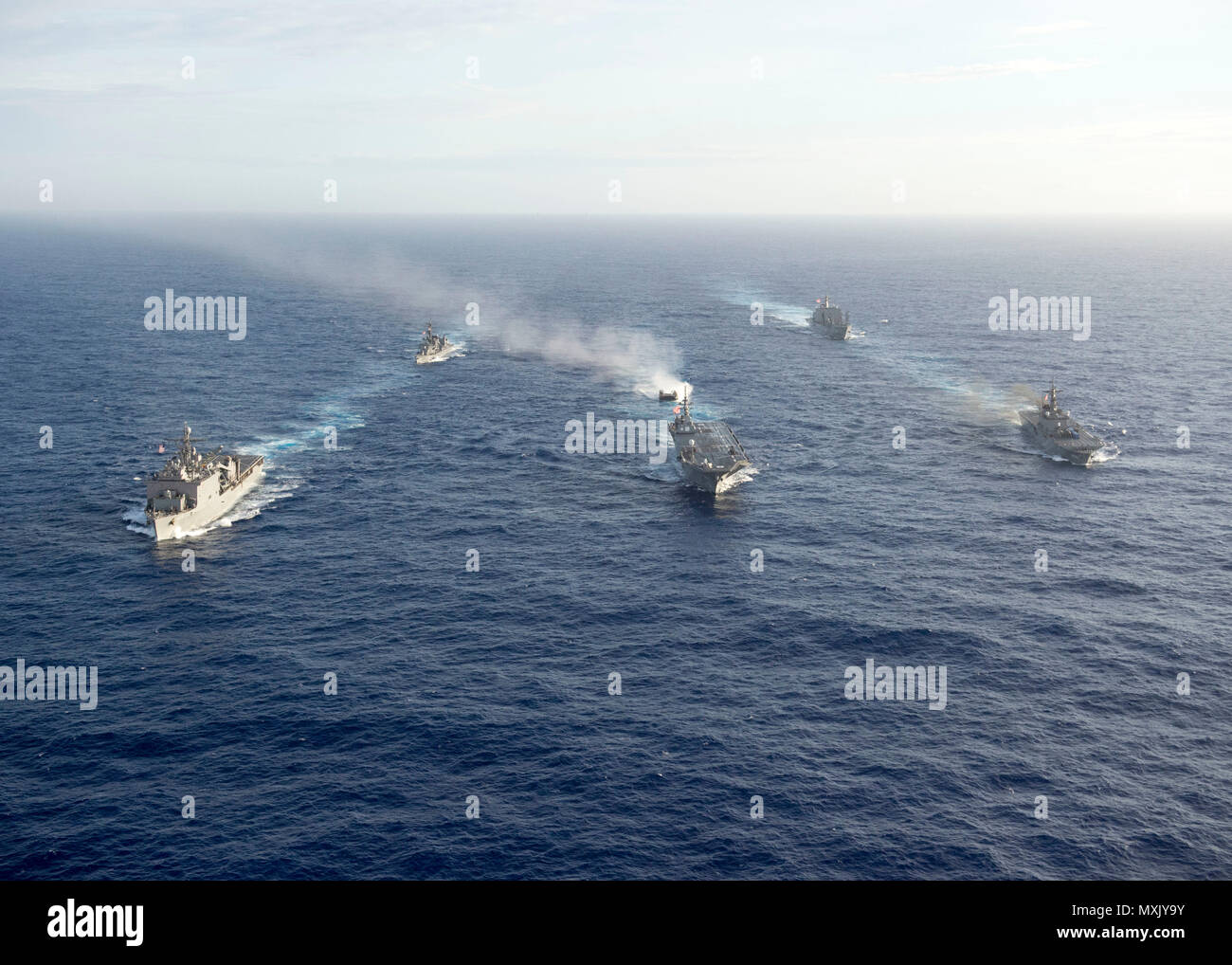 161106-N-ZK021-141 PACIFIC OCEAN (6. November 2016) - Schiffe in scharfen Schwert 2017 Dampf in Formation während eines Foto-Übung teilnehmen. Scharfen Schwert 17 ist eine gemeinsame und bilateralen Bereich Trainingsübung (FTX) zwischen amerikanischen und japanischen Kräfte bedeutete, Bereitschaft und Interoperabilität im Rahmen der US-japanische Bündnis zu erhöhen. (Foto: U.S. Navy Petty Officer First Class Nardel Gervacio/freigegeben) Stockfoto