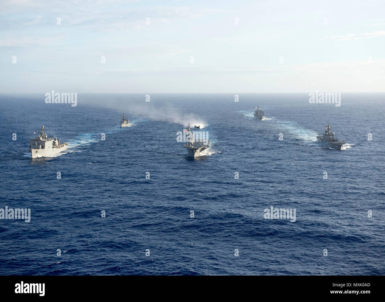 161106-N-ZK021-093 PACIFIC OCEAN (6. November 2016) - Schiffe in scharfen Schwert 2017 Dampf in Formation während eines Foto-Übung teilnehmen. Scharfen Schwert 17 ist eine gemeinsame und bilateralen Bereich Trainingsübung (FTX) zwischen amerikanischen und japanischen Kräfte bedeutete, Bereitschaft und Interoperabilität im Rahmen der US-japanische Bündnis zu erhöhen. (Foto: U.S. Navy Petty Officer First Class Nardel Gervacio/freigegeben) Stockfoto