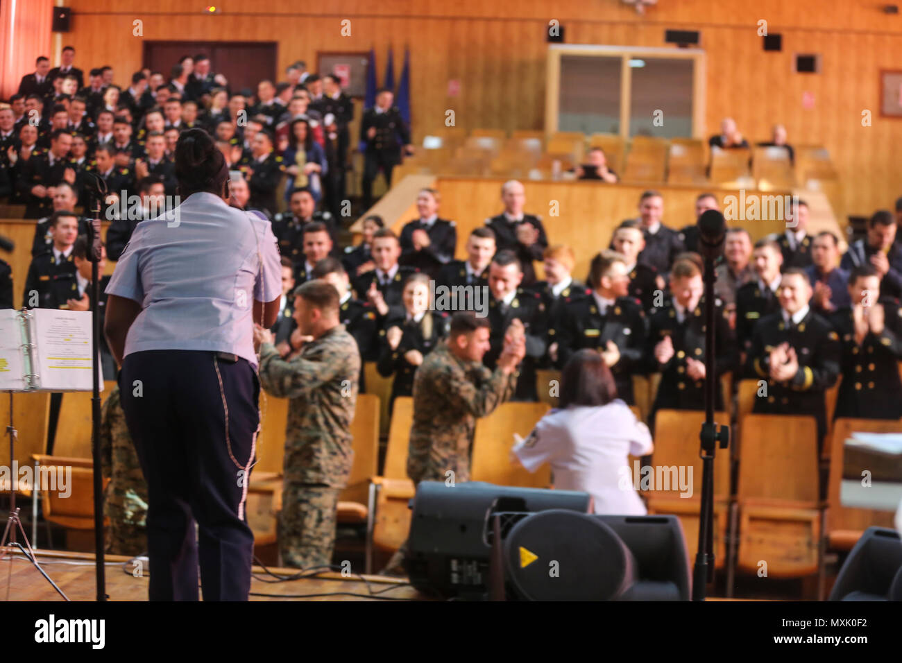 Romanian Naval Academy Studenten, U.S. Marines mit Schwarzen Meer Drehkraft 16.2, und die US-amerikanische Flieger Tanz während einer Leistung durch die US Luft Kräfte in Europa, Band an Mircea cel Bặtrân Naval Academy in Constanţa, Rumänien, Nov. 11, 2016. (U.S. Marine Corps Foto von Sgt. Kirstin Merrimarahajara) Stockfoto