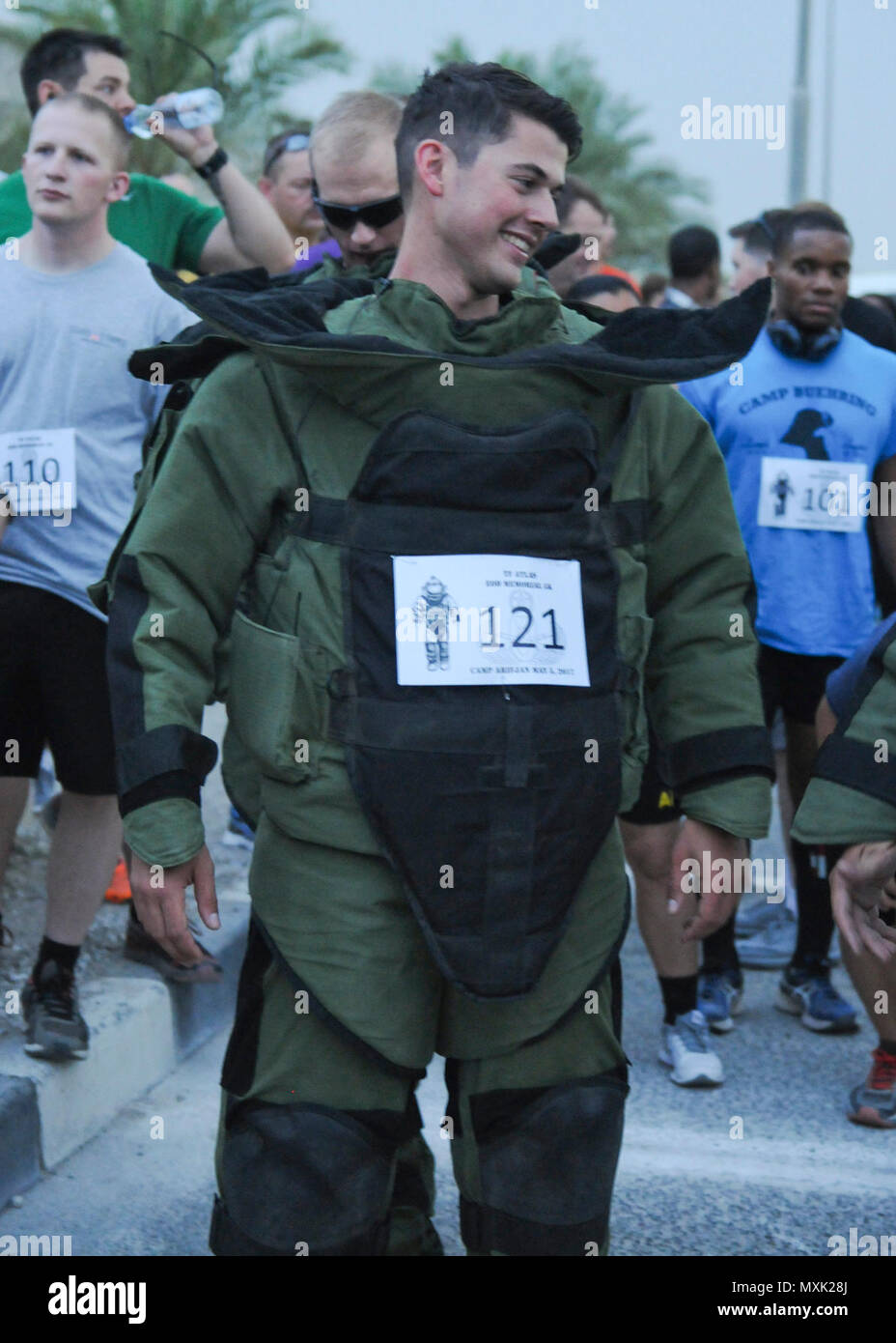 1. Lt Jakob Randazzo, ein Soldat mit Joint Task Force Atlas (Counter-Improvised Explosive Devices), Kombinierte verbunden Aufgabe Force-Operation inhärenten Lösen, Chats mit anderen Läufern vor der Beseitigung von Explosivstoffen Memorial 5k laufen, 5. Mai, Camp Arifjan, Kuwait. Randazzo und drei weitere Soldaten mit Task Force Atlas wählte die 5k im Bombe passt zu anderen EOD Techniker Gefallenen Ehre zu laufen. Der 5k statt zu gedenken und Schatten Das EOD-Gedenkveranstaltung in Eglin Air Force Base in Florida gehalten. Stockfoto