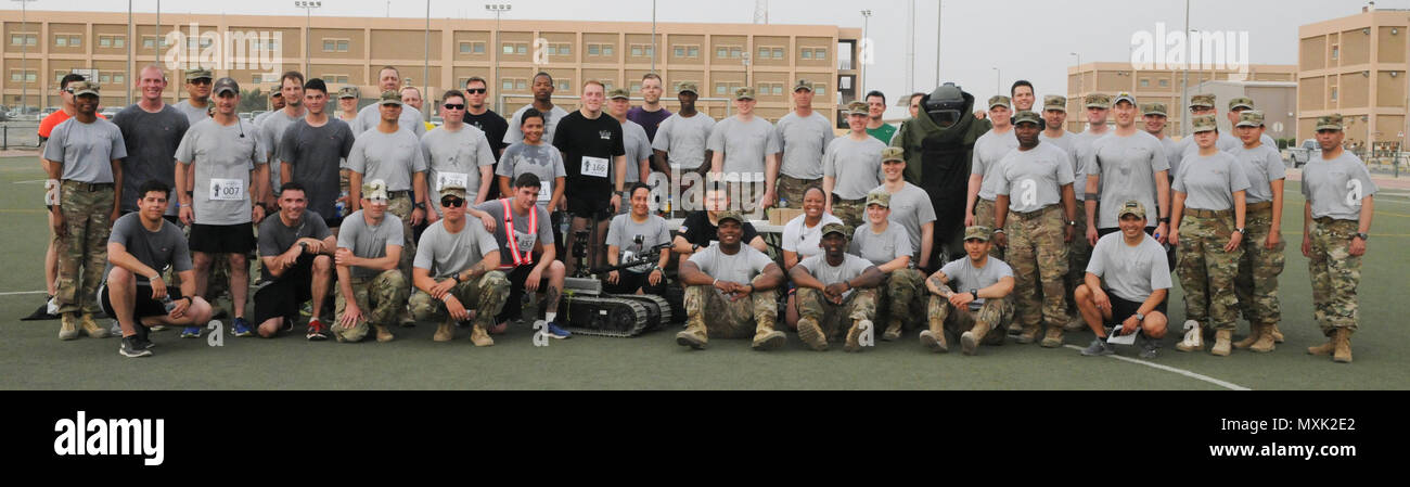 Soldaten mit Joint Task Force Atlas (Counter-Improvised Explosive Devices), Kombinierte verbunden Aufgabe Force-Operation inhärenten lösen, für ein Gruppenfoto nach der Beseitigung von Explosivstoffen Memorial 5k laufen, 5. Mai, Camp Arifjan, Kuwait zu sammeln. Der 5k statt zu gedenken und Schatten Das EOD-Gedenkveranstaltung in Eglin Air Force Base in Florida gehalten. Stockfoto