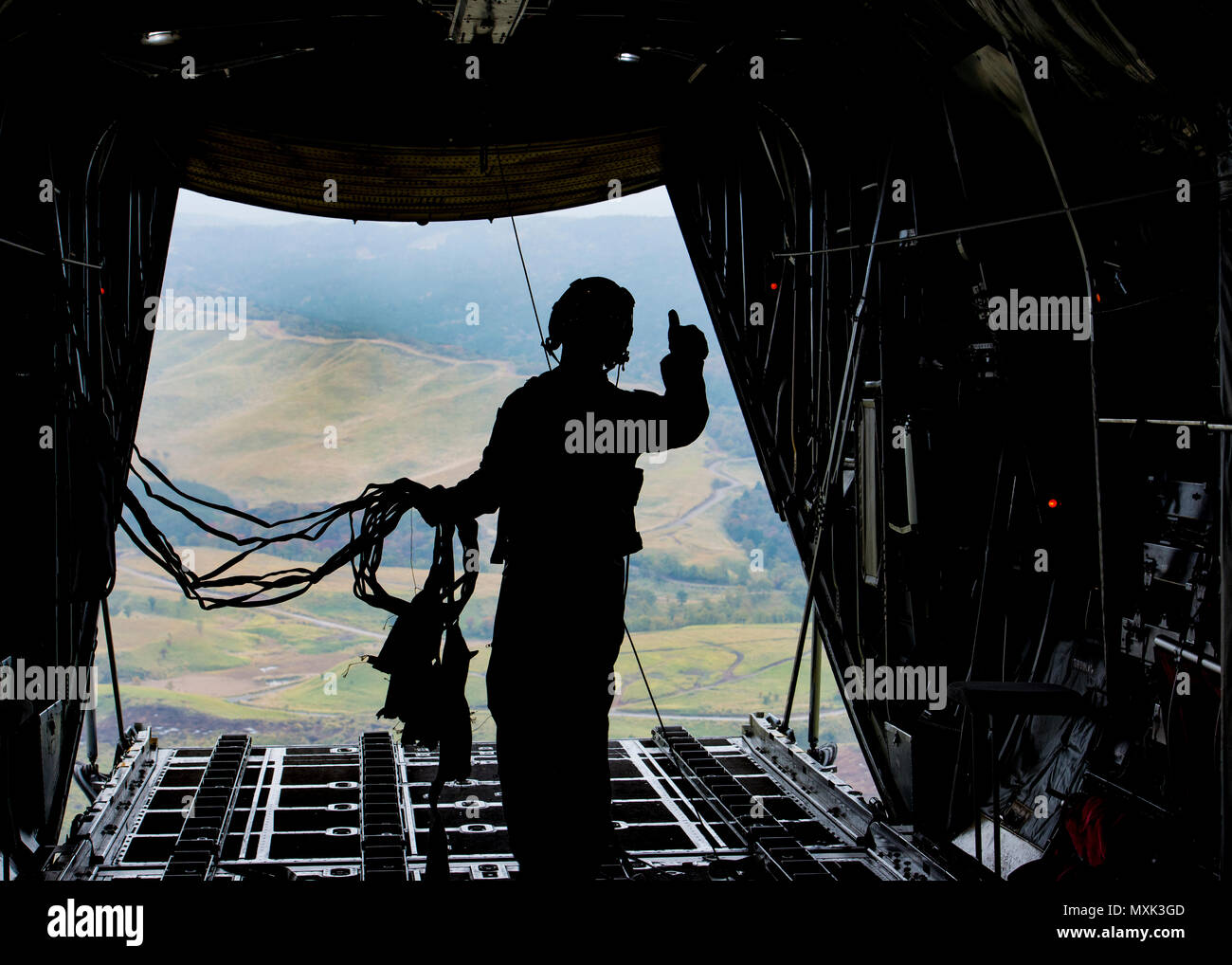 Älterer Flieger Anthony Schoof, 36th Airlift Squadron C-130 H loadmaster gibt einen Daumen nach oben Nach einem Cargo drop Während scharfes Schwert 2017 Übung am 10. November 2016, über die Kyushu Präfektur, Japan. Scharfes Schwert wurde entwickelt, um die kritischen Fähigkeiten zu üben, die Verteidigung von Japan zu unterstützen und zu einer potenziellen Krise oder Verfügbarkeitsplan im Indo-Asia-Pazifik-Region zu reagieren. (U.S. Air Force Foto von Airman 1st Class Donald Hudson/Freigegeben) Stockfoto