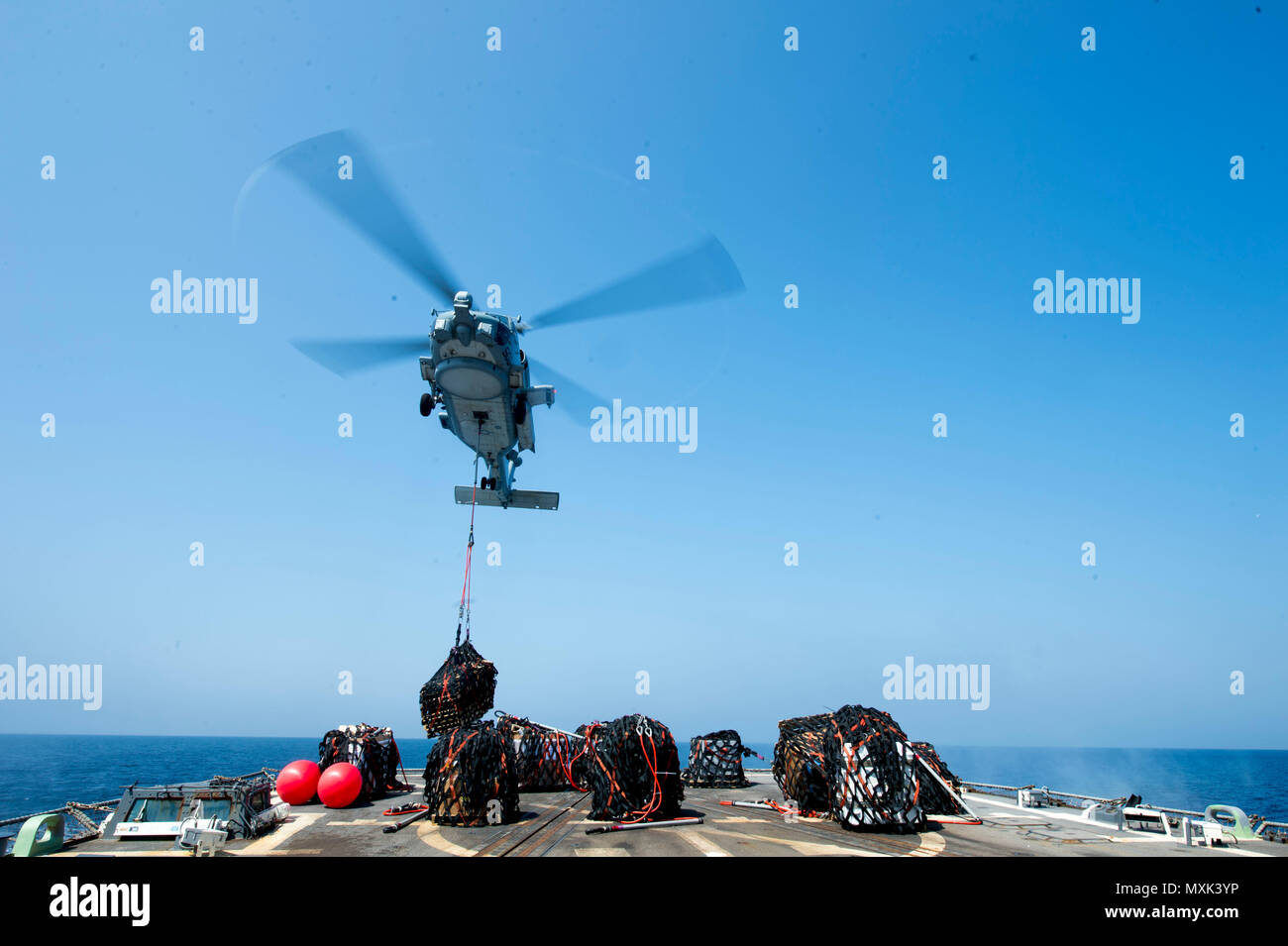 161106-N-DQ 503-130 ROTE MEER (Nov. 6, 2016) Eine MH60R Sea Hawk Hubschrauber die Vipern von Hubschrauber Maritime Strike Squadron (HSM) 48 vergebene sammelt Cargo aus dem Flight Deck der geführten Anti-raketen-Zerstörer USS Roosevelt (DDG80). Roosevelt, eingesetzt als Teil der Eisenhower Carrier Strike Group, unterstützt Maritime Security Operations und Theater Sicherheit Zusammenarbeit in den USA 5 Flotte Bereich der Operationen. (U.S. Marine Foto von Petty Officer 3. Klasse Taylor A. Elberg) Stockfoto