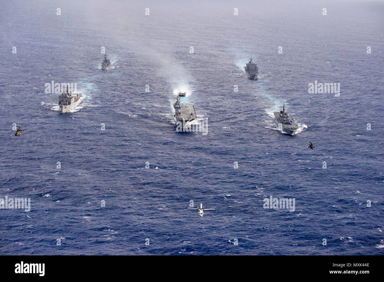 161106-N-ZK 021-403 PAZIFISCHEN OZEAN (Nov. 6, 2016) Schiffe, die an scharfen Schwert 2017 Dampf in der Ausbildung bei einem Foto. Scharfes Schwert 17 ist ein gemeinsames und bilateralen Bereich Training (Ftx) zwischen US-amerikanischen und japanischen Truppen bedeutete die Bereitschaft und die Interoperabilität im Rahmen des U.S.-Japan Alliance zu erhöhen. (U.S. Marine Foto von Petty Officer 1st Class Nardel Gervacio/Freigegeben) Stockfoto