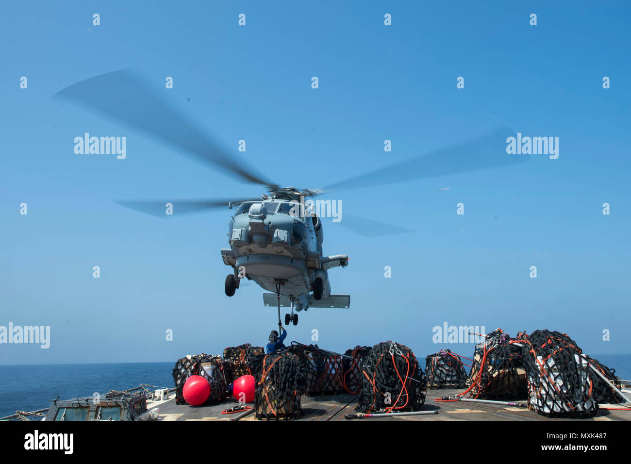 161106-N-DQ 503-123 ROTE MEER (Nov. 6, 2016) Eine MH60R Sea Hawk Hubschrauber die Vipern von Hubschrauber Maritime Strike Squadron (HSM) 48 vergebene sammelt Cargo aus dem Flight Deck der geführten Anti-raketen-Zerstörer USS Roosevelt (DDG80). Roosevelt, eingesetzt als Teil der Eisenhower Carrier Strike Group, unterstützt Maritime Security Operations und Theater Sicherheit Zusammenarbeit in den USA 5 Flotte Bereich der Operationen. (U.S. Marine Foto von Petty Officer 3. Klasse Taylor A. Elberg) Stockfoto