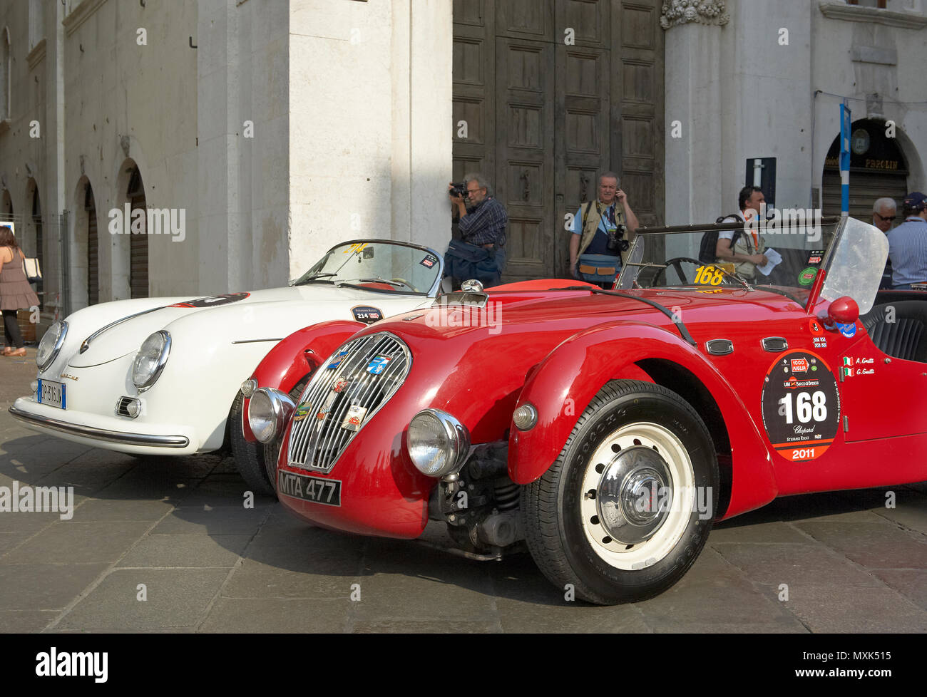 BRESCIA, ITALIEN - Mai 12: Healey Silverstone von 1950 und einen Porsche 356 Speedster von 1500 1955 an der puncing der Mille Miglia, dem berühmten Rennen für seinen Stockfoto