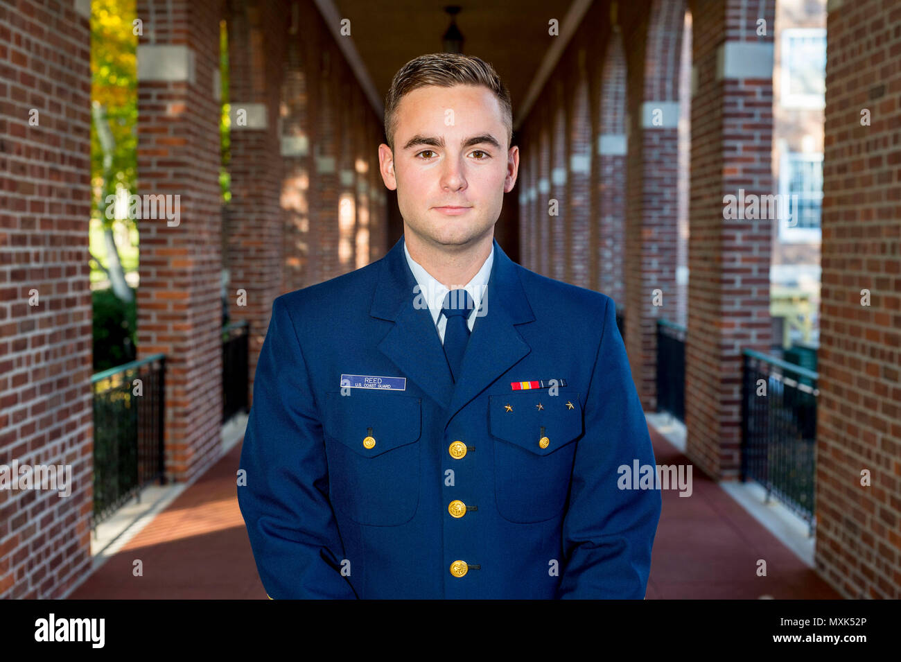 Cadet Christian Reed eine Clarklake, Mich., Eingeborener, erwirbt einen Punkt auf der prestigeträchtigsten Auszeichnungen in der Liste der U.S. Coast Guard Academy. Reed war für die Liste aufgrund außergewöhnlicher Leistung in der Athletik, militärische Leistung und Akademiker ausgewählt. Offizielle U.S. Coast Guard Foto von Petty Officer 3. Klasse Nicole Barger. Stockfoto