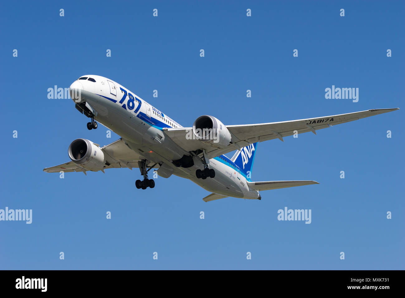 OSAKA, Japan - Apr.29, 2018: Boeing 787-8 Dreamliner, die vom Internationalen Flughafen Itami in Osaka, Japan. Stockfoto