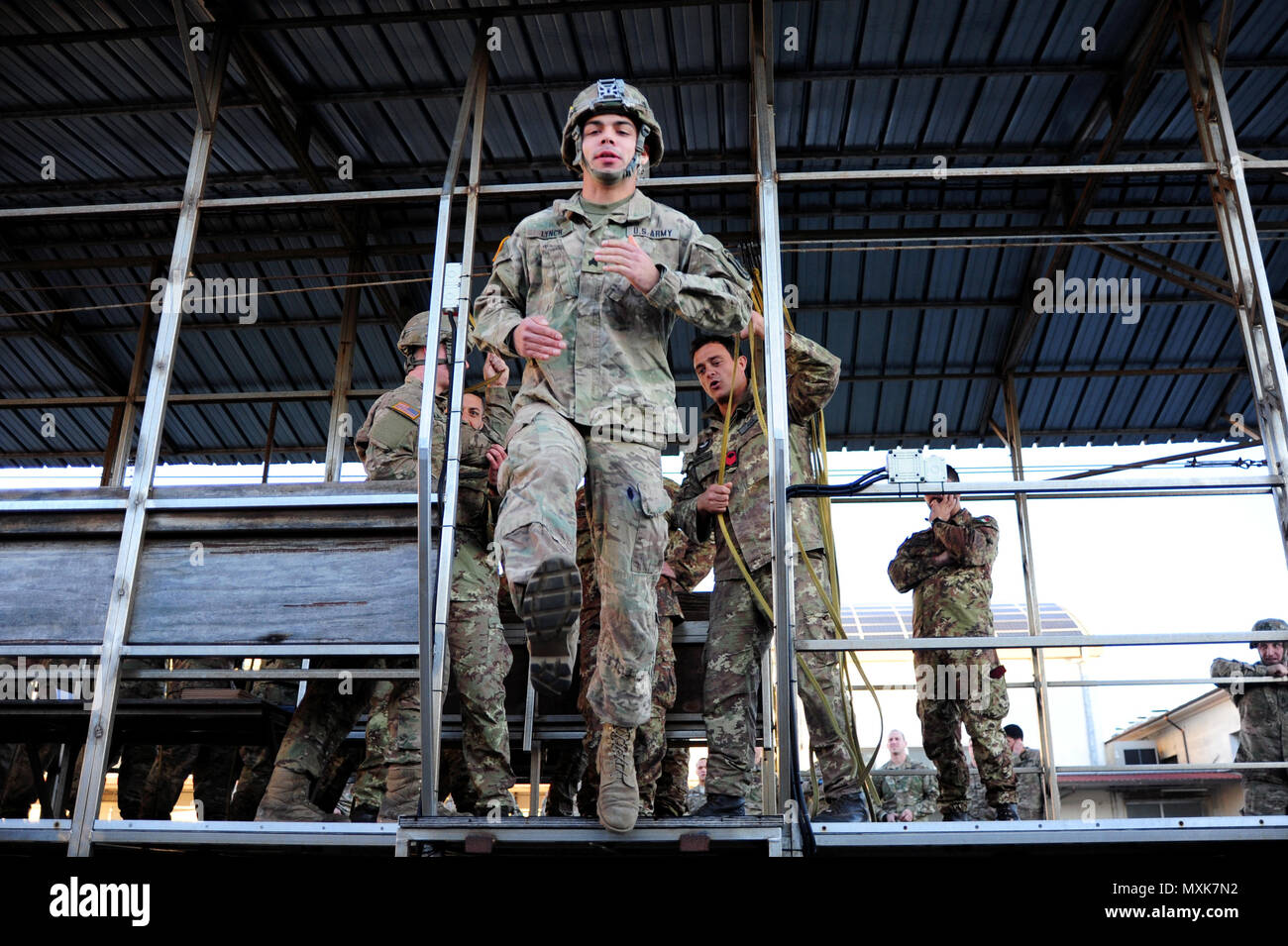 Us-Armee Fallschirmjäger der Firma A, 1-503 rd Infanterie, 173Rd Airborne Brigade, führen Sie einen Vor-sprung Training mit Italienischen Armee Folgore Brigade Soldaten während der Vorbereitung der Mangusta 16 Übung, Gamerra Folgore Airborne Brigade Schule, Pisa, Italien, November 14, 2016. Zweck dieser Vorgehensweise ist es, Beziehungen mit host Nation zu verbessern, stärken die Allianz und NATO-Interoperabilität zu erhöhen. (Foto von Elena Baladelli/freigegeben). Stockfoto