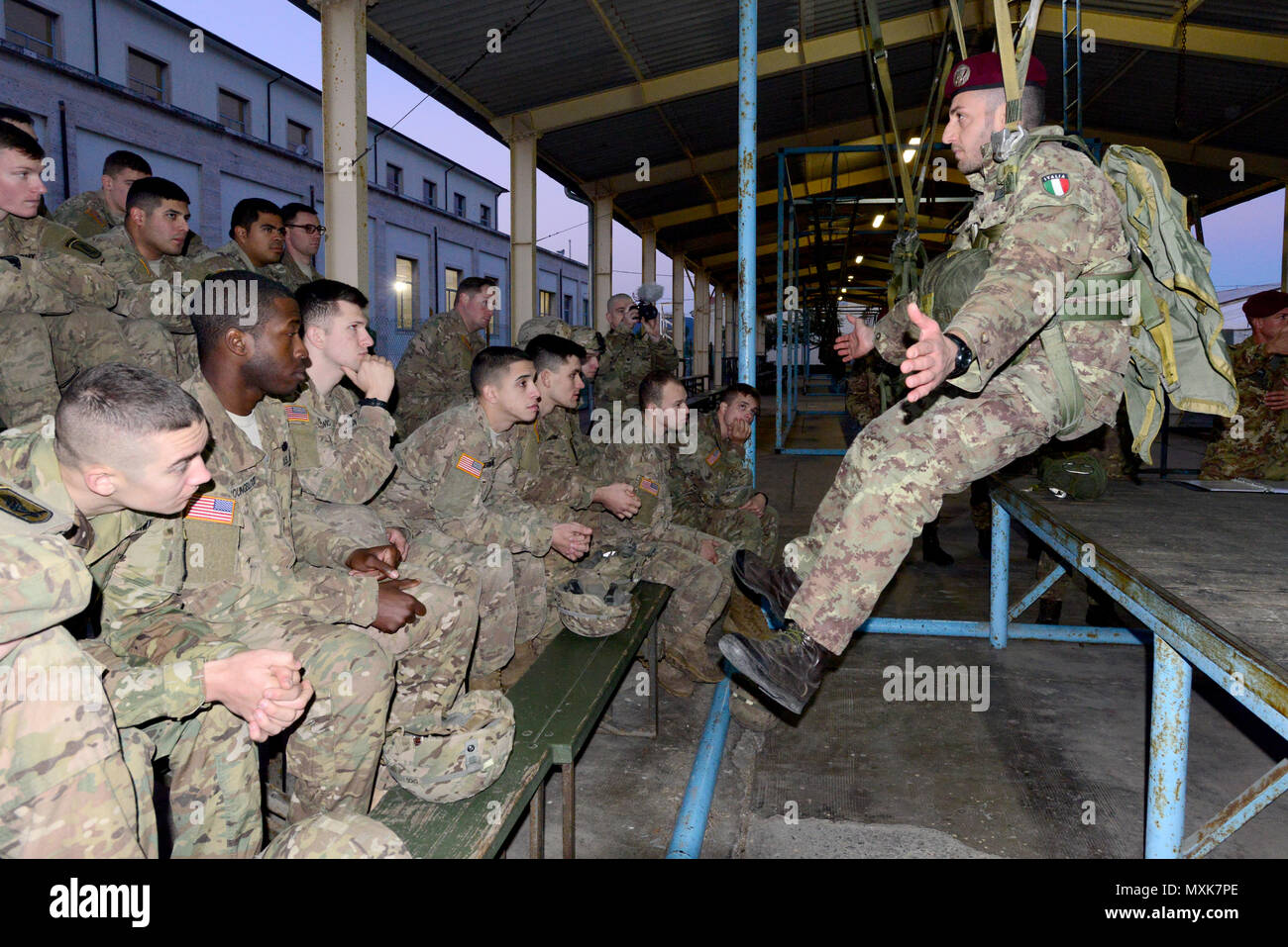 Italienische Soldaten aus Folgore Brigade, kurze US-Armee Fallschirmjäger der Firma A, 1-503 rd Infanterie, 173Rd Airborne Brigade, vor dem Durchführen einer Vor-sprung Training mit Italienischen Armee Folgore Brigade Soldaten während der Vorbereitung der Mangusta 16 Übung, Gamerra Folgore Airborne Brigade Schule, Pisa, Italien, November 14, 2016. Zweck dieser Vorgehensweise ist es, Beziehungen mit host Nation zu verbessern, stärken die Allianz und NATO-Interoperabilität zu erhöhen. (Foto von Elena Baladelli/freigegeben). Stockfoto