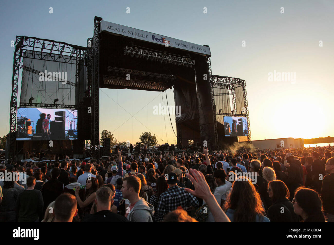 Marines vom Recruiting Unterstation Southaven, Memphis und Jackson nahmen an der Beale Street Music Festival in Memphis, Tennessee, 6. Mai 2017. Sie forderten die Teilnehmer zu Pull-ups während der Memphis im Mai International Festival. Stockfoto