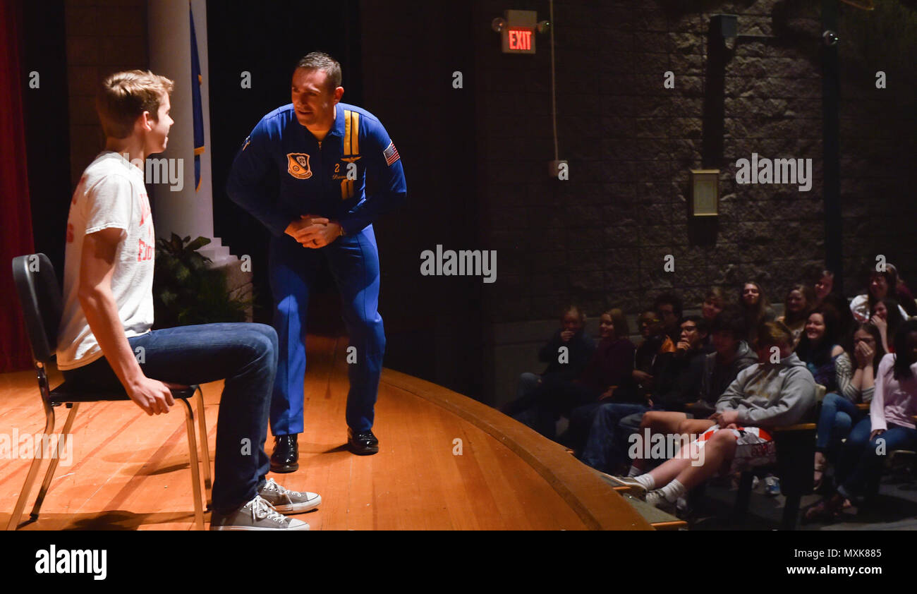 SHREVEPORT, La (Mai. 5, 2017) Leutnant Damon Kroes, ein Pilot der US Navy Flight demonstration Squadron zugeordnet, die Blue Angels, erklärt der Anti-G belasten Manöver ein Student an CADDO Magnet High School in Shreveport, La. Die Blue Angels geplant sind mehr als 60 Demonstrationen in den USA im Jahr 2017 durchzuführen. Stockfoto