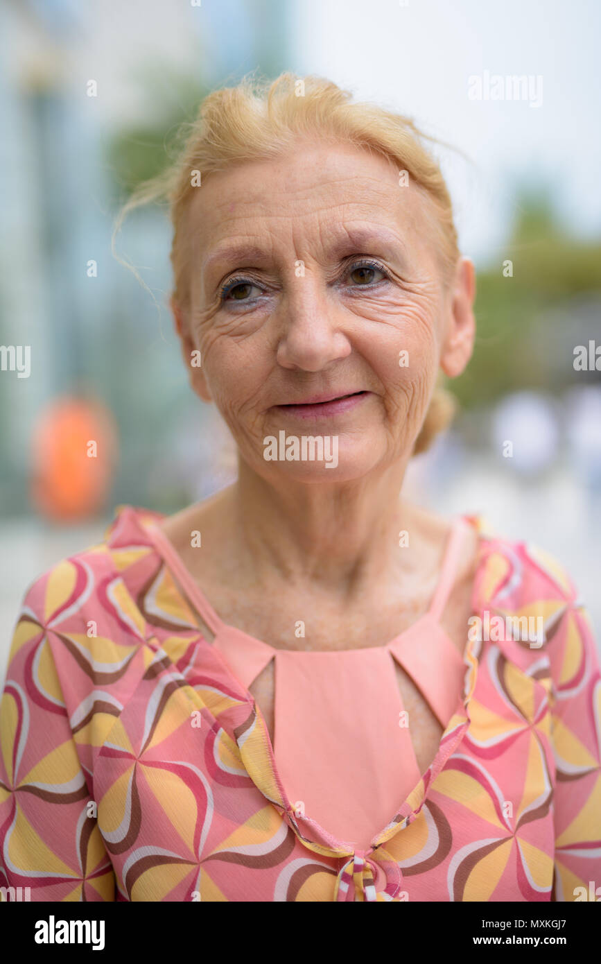 Schöne senior touristische Frau mit blonden Haaren um t Stockfoto