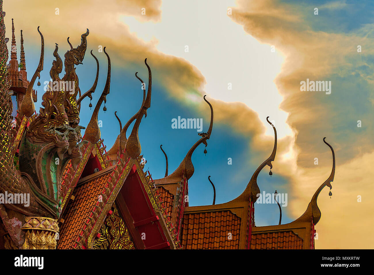 Dach Apex Stil - klassische thailändische Architektur. Cluster von Dach Apizes in Wat Tham Suea Tempel, Thailand, die mit komplizierten Details der Dachelemente. Stockfoto